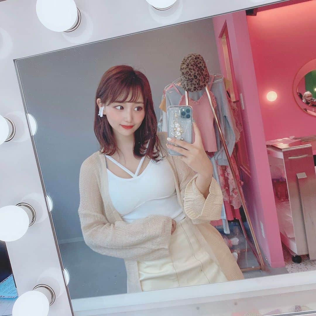 加藤里奈さんのインスタグラム写真 - (加藤里奈Instagram)「⋆  新しいiPhoneケースをゲットしました🤍  めちゃめちゃデザインが可愛くてお気に入りです🥲🤍 パールやゴールド、シルバーのパーツがたくさんついているんです✌︎  @___.main でゲットしたよ〜！ 他にも可愛いデザインのケースがたくさんあったのでみてみてね( ˘͈ ᵕ ˘͈ )  #iPhone12ケース #iPhone12PROケース #ニュアンスデザイン #ニュアンスネイル #MAiNケース #iphonecase #iPhoneケース #iPhoneカバー #スマホケース #スマホカバー  #クリアケース #携帯ケース #韓国ファッション #ファッション好きな人と繋がりたい #ニュアンスアート #大人シンプル #シンプルファッション #大人カジュアルファッション」8月30日 16時01分 - katoco0326