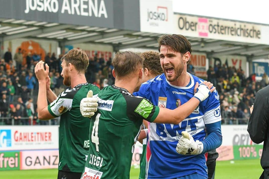 ザムエル・ラートリンガーのインスタグラム：「Schönen Start in die Woche! #derbysieger 🖤💚」