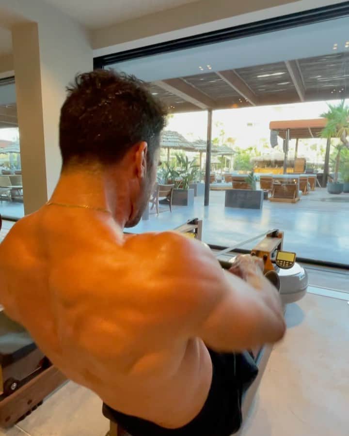 ミゲル・エンジェル・シルベストレのインスタグラム：「Entrenando @metodo8  En @okuhotels」