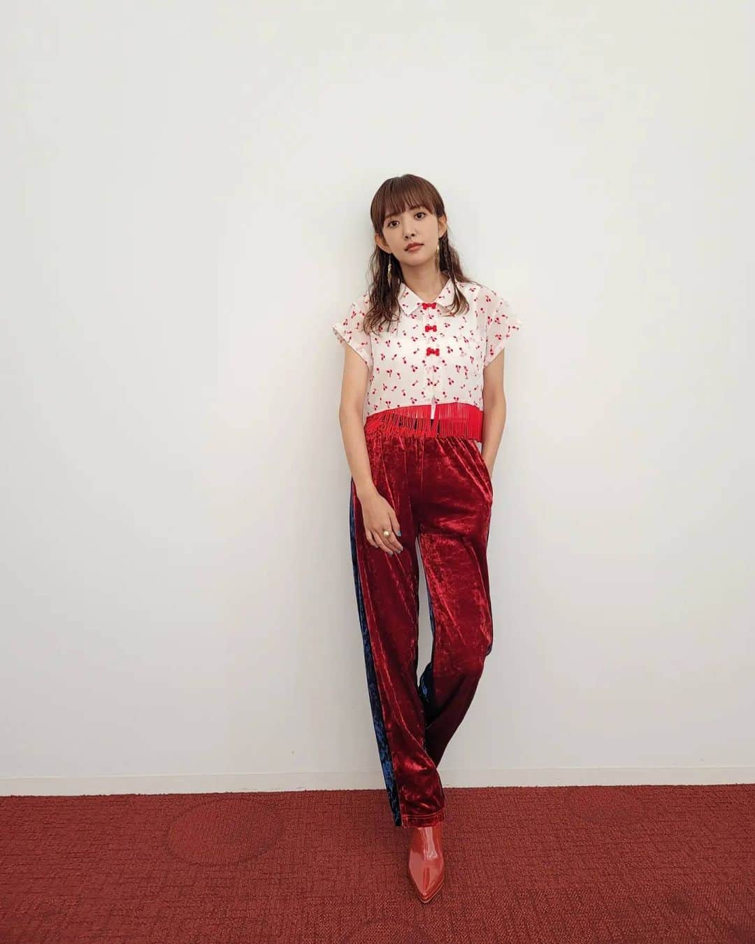 のインスタグラム：「「Smile again！~人生宝箱~ 」 📅8/30(月)19:00~こちらはスカパーで💙  Shirt @balletbybacklash Pants @selenahelios Accessories @hypnotiquetokyo Stylist @hatch_mamf」
