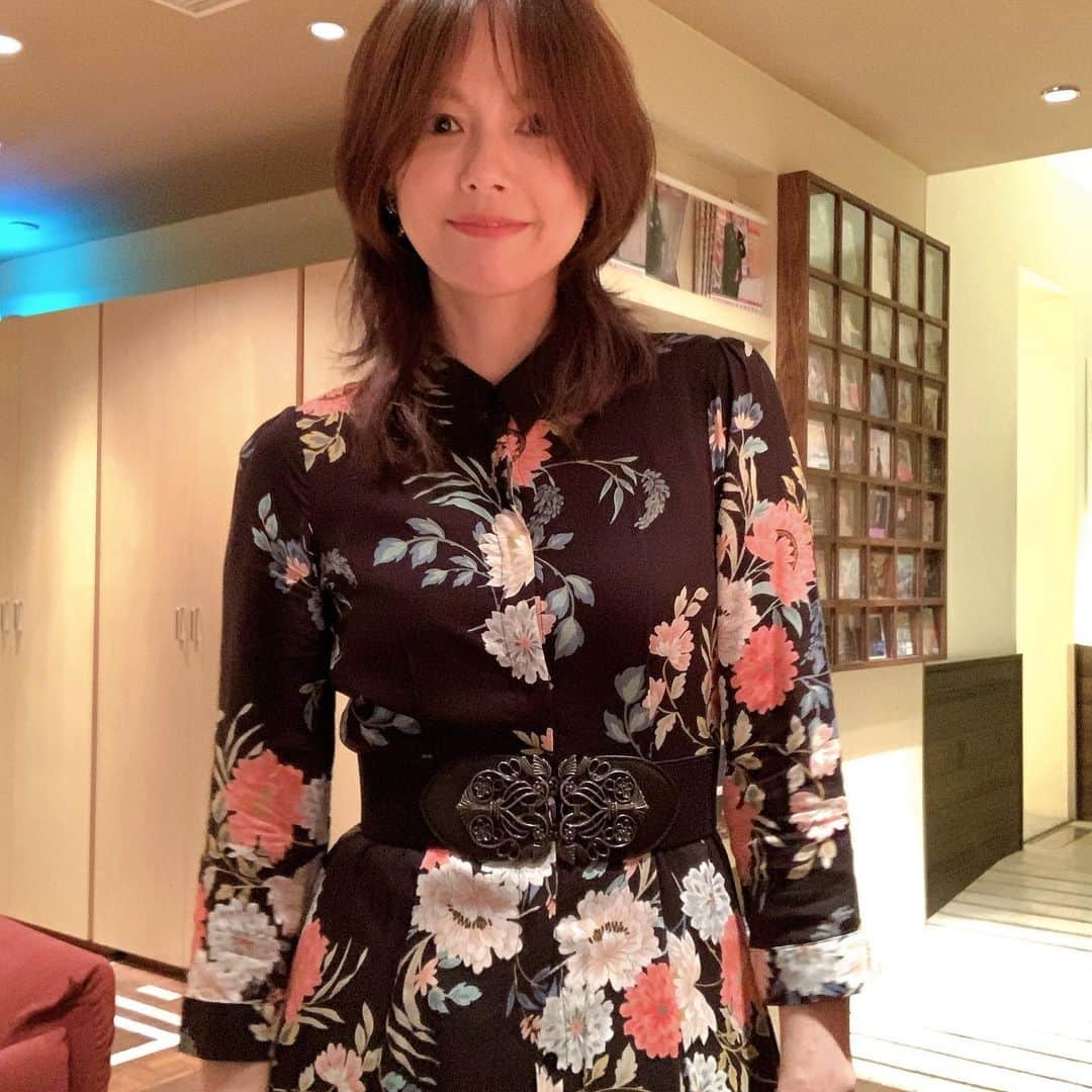 のインスタグラム：「やりたいこと頭の中いっぱい。やらなきゃいけないこと机の上いっぱい。バランス取れてませんが、一つ一つやっていこう😌仕事も学生も頑張るぞー😊  #主婦 #学生 #仕事」