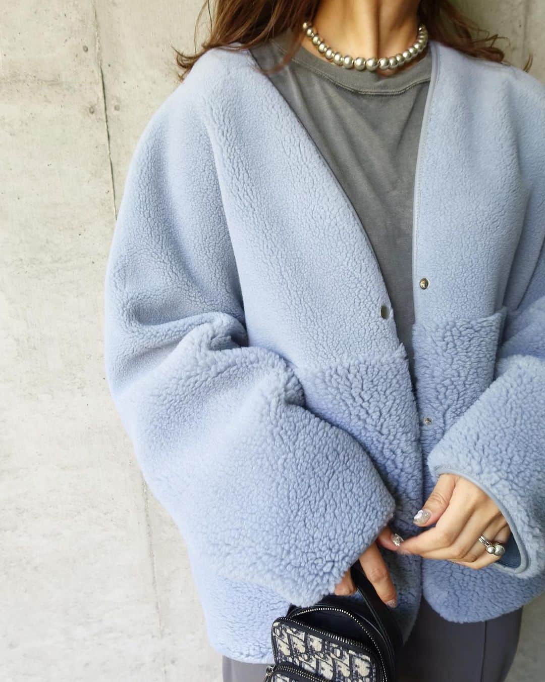 Mai Wakimizuのインスタグラム：「エコムートンコートのblue.個人的に1番気になってるカラー♡どの色もそれぞれの良さがあるから悩みまくりで私自身まだ決めれてないのだけど、有力候補がこの色♡しかもこのコート、リバーシブルになっていて機能面も抜群なんです！(裏側は改めてご紹介させて下さい)とにかく軽いのが魅力なので、冬場あるあるの肩こりとは無縁になりそう♡笑 そして少し先ですが、1人1本状態のイージーパンツがリニューアル！新色も加えて登場です＼(^o^)／このgrayトーン、好き♡ outer:#linkable @linkable_official(今週2日〜予約販売予定) pants:#linkable @linkable_official(近日発売予定)」