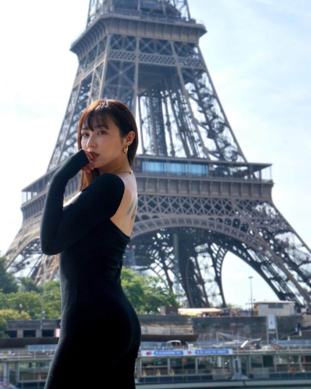 てんちむさんのインスタグラム写真 - (てんちむInstagram)「in Paris  あ、エッフェル塔じゃーんってノリでチラ見くらいなんですけど、今回は初めてマジマジと見ました👀笑 ちなみに大人の階段登ってルーブルも初めて行ってきた。本物のモナリザいた。 けど私はよく分からん🤦‍♀️  パリは日本より涼しいんだけど、この時は１週間限定の暑い時でバテた☀️笑 夜９時半とかでも明るくてアゲ☀️」8月30日 17時40分 - super_muchiko