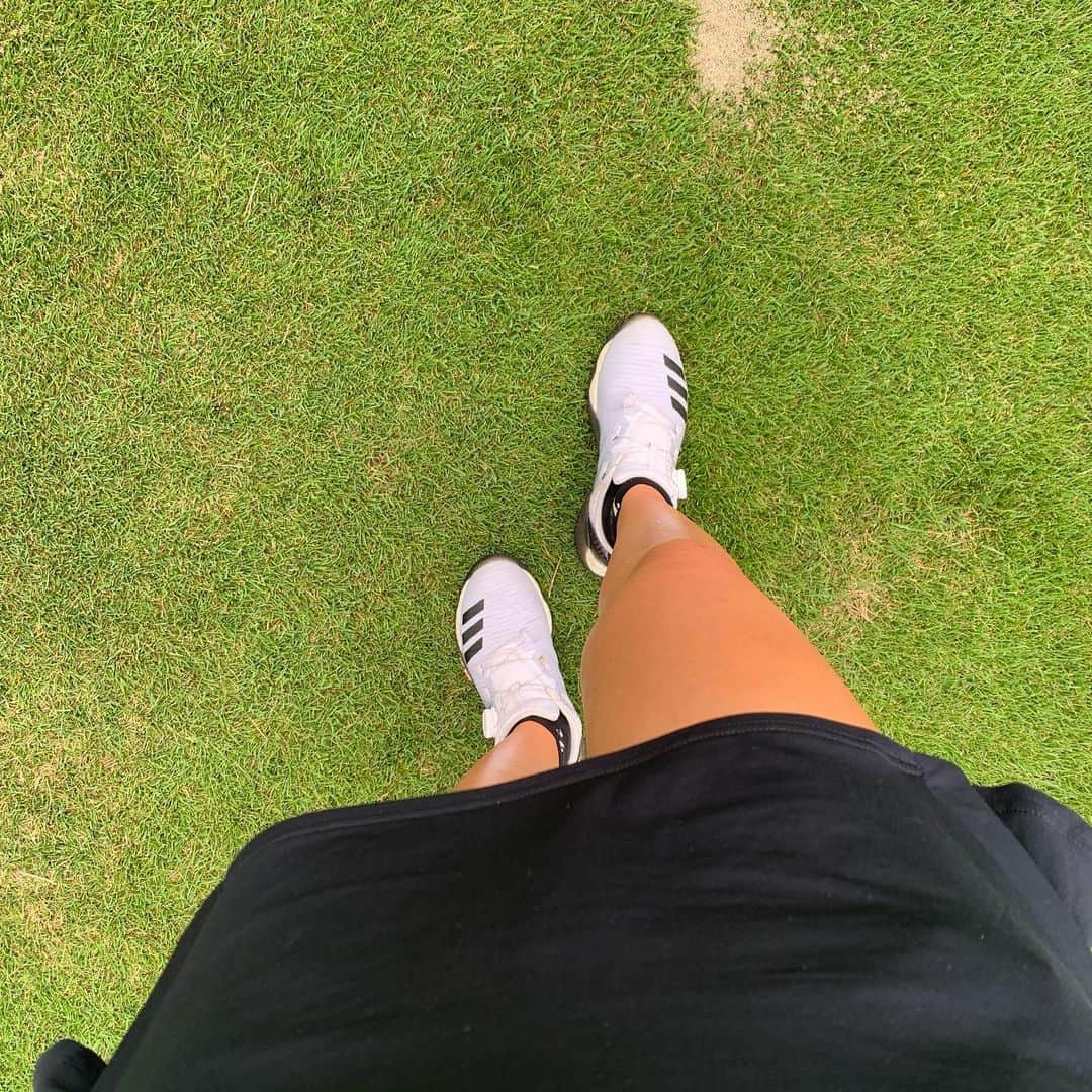 まいまいさんのインスタグラム写真 - (まいまいInstagram)「@smilegolf2018 😊⛳️ 益子カントリークラブでラウンドしました！ 楽しかったなぁ🥳  レストランではドリンクバーがあって コーヒーマシンもあってコーヒー好きにはたまらない☕️💕 アイスのも食べ放題でしたよ🍦  今年は脚焼けすぎたし、虫刺さされ多すぎ。笑 初夏に油断していてやられちゃいました😂  益子の方はアブとかブヨが多いらしくて おばちゃんに「そんな足出して刺されるわよ！」って怒られた🥺 この日はスプレーして刺されずに済んだけど、 みなさんもまだまだ虫刺されにはご注意を🐝⚠️  なんかいつもサングラス傾いてるなぁ。 . #まいごるふ#ぽっちゃり女子#ぼっちゃりゴルファー#ゴルフ#ゴルフ女子#ゴルフスイング#ゴルフウェア#ゴルフコーデ#ゴルフ練習#練習動画#スイング動画#アイアンショット#golf#golfswing#golfwear#enjoygolf#golfstagram#golfshot #골프#골프스윙#골프중독#골프웨어#maigolf」8月30日 18時08分 - ___maigolf___