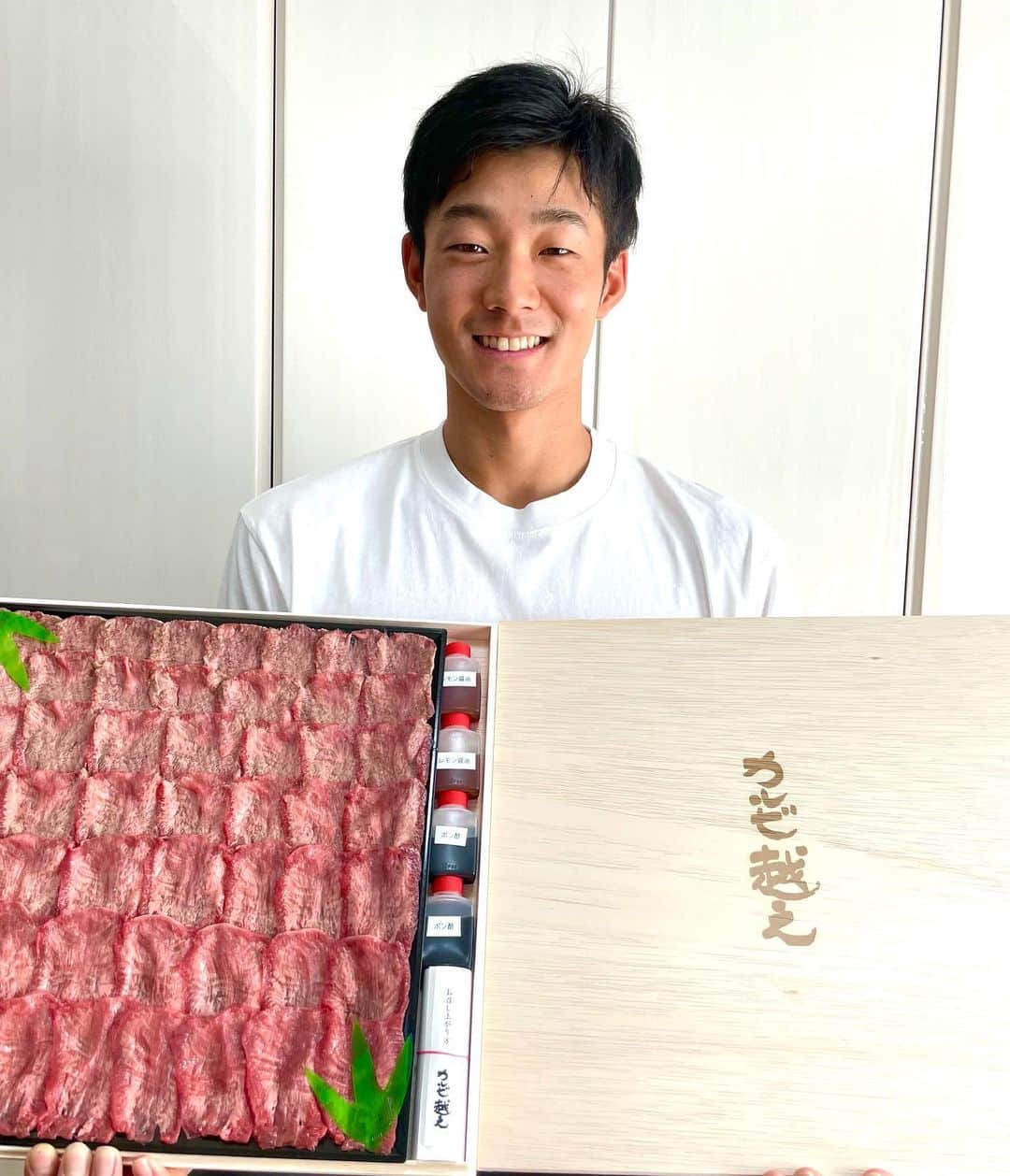 石井一成のインスタグラム：「念願のカルビ越えのお肉送っていただきました☺️ 絶品すぎました、、 めちゃくちゃ柔らかく美味しかったです👍 日高さんありがとうございます！！  オンラインショップでいつでも注文できます！ みなさんもお家で新鮮で美味しいお肉食べてみてください！！  #カルビ越え #絶品」