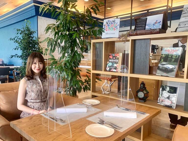 KANAのインスタグラム：「💐🍽🌿  ブライダルモデルをさせていただいている KKRホテル博多に行ってきました💐  １階のレストラン「alcamon」が 7月にリニューアルされていて ガーデンテラスも素敵でした✨ 　 しっかりと感染対策されて 営業されています🍽 お店の雰囲気こんな感じです🌿  #RFCチア #KKRホテル博多  << @rfccheer >> < @kkr_hotel_hakata > < @fukuoka_toyota > < @bandel_official > . #KKRホテル博多 #ブライダルモデル #bridalmodel  #restaurant #alcamon #今日もいいことあるかも  #福岡トヨタ #イメージガール #car #車 #TOYOTA  #RFCチア #cheer #cheerleader #dance #japan #yell #チア #sports #love #happy #instagood #smile  #dream #hotel #ホテル #福岡 #fukuoka #テラス」