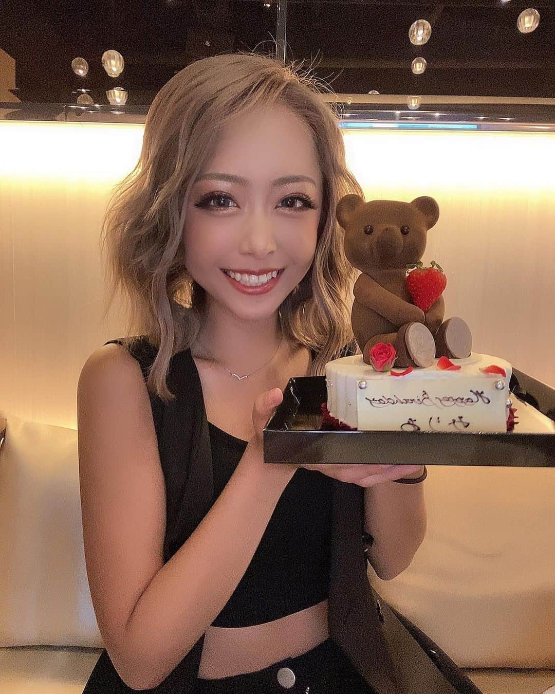 大木美里亜（みりちゃむ）さんのインスタグラム写真 - (大木美里亜（みりちゃむ）Instagram)「遅めのお誕生日ケーキ🧸💕  鬼かわすぎて食べるのもったいなかった🥺 ※この後ばうにくまさん頭からかじられましたwwwww  みんなの誕生日いつー？」8月30日 18時38分 - mirichamu_0710