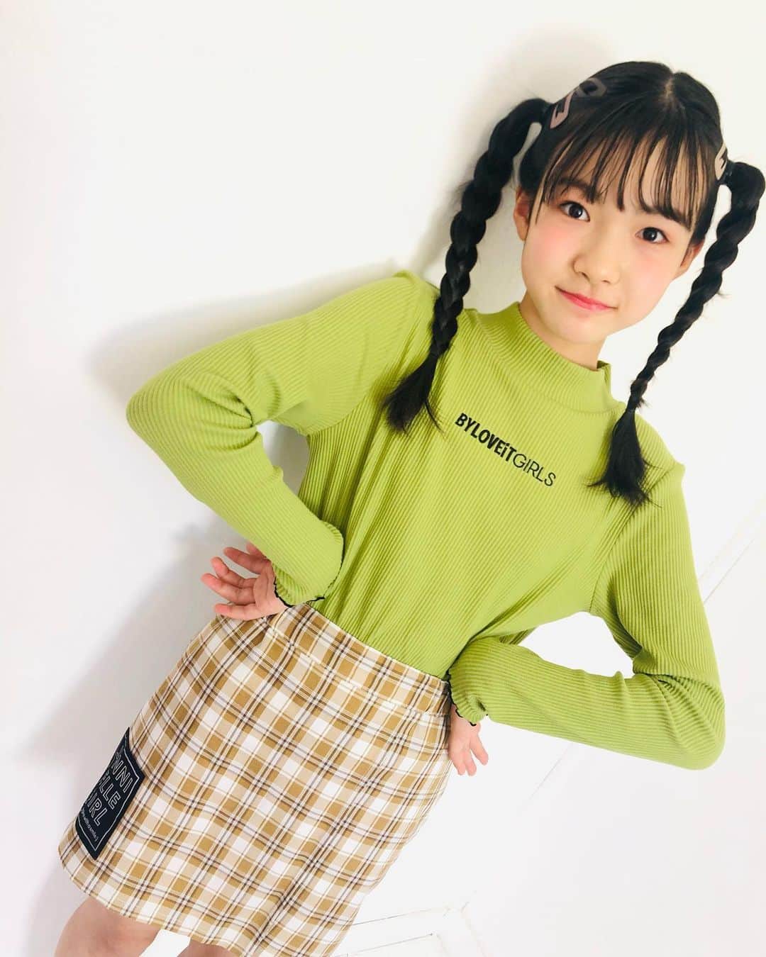 ニコ☆プチのインスタグラム：「🍃🍂🌿🍁  秋はグリーンやブラウンにちゅーもく‼︎😉✨  #武藤新奈 #秋服コーデ #通学コーデ」
