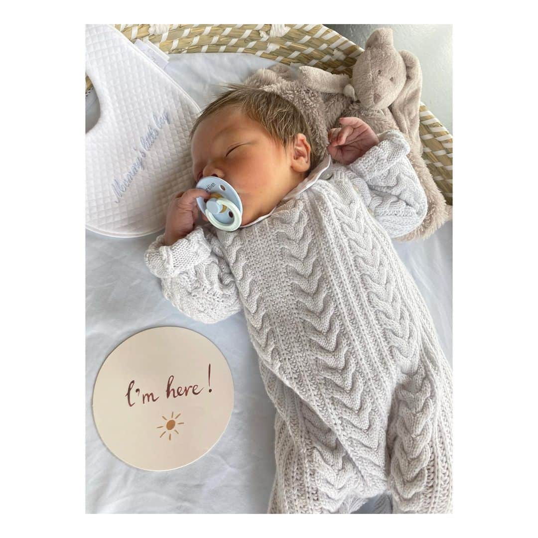 カート・バン・ダーレのインスタグラム：「💙 27 Augustus 2021 💙  Met heel veel trots verwelkomen we ons zoontje Aurélien!   #dolgelukkig #familyof4 #petitcoeurbabyboutique」