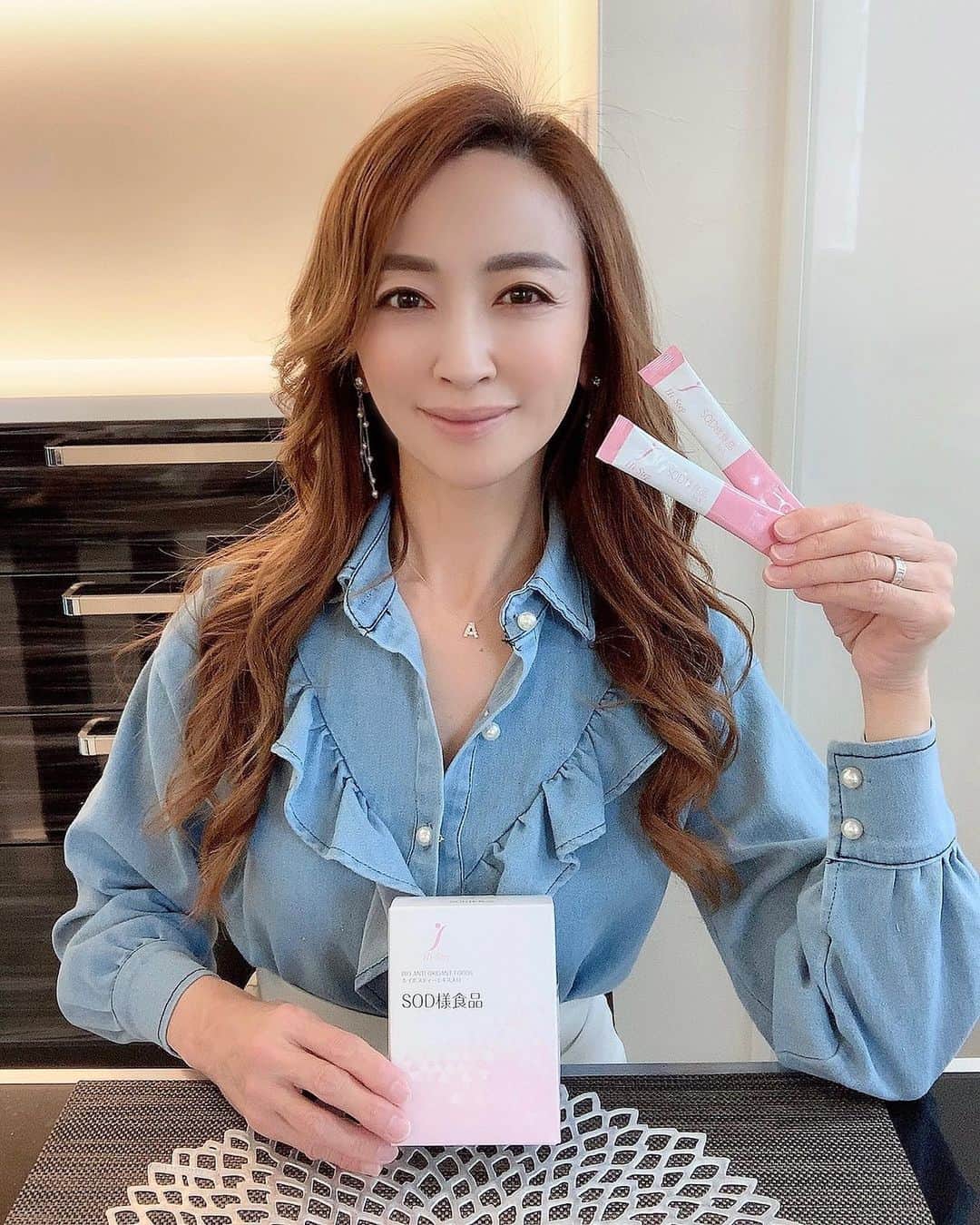 のインスタグラム：「身体の中からキレイで健康的でいたい私は 『ハイステップSOD様食品』を飲んでるよ✨  シワやシミ、さらには老化や生活習慣病、がんの原因とも 言われる活性酸素から体を守ってくれる大切なサプリ😊  抗酸化サプリはたくさんあるけど、ハイステップSOD様 食品はルイボスエキスや緑茶、小麦麦芽、大麦、大豆、 柚子などのナチュラル原料を独自製法で焙煎&発酵🍀  毎日の体調管理、体内バランス、健康維持を サポートしてくれるよ♡  ハイステップSOD様食品を飲み出してからは、 毎朝スッキリ目覚められて、疲れにくくなったよ💕  スティックタイプで持ち運びもしやすくて、好きな時に 飲めるのも嬉しい❣️  私は麦茶に混ぜて毎日飲んでるよ☕︎  美容と健康にいいから、インナーケアを探している方や、 最近疲れやすいという方、健康志向の高い人におすすめ✨✨  #SOD #SOD様食品 #ハイステップ #HiStep #ルイボスティー #ルイボスエキス #抗酸化 #抗酸化食品 #酵素 #活性酸素 #エイジングケア #美容 #健康 #疲れやすい#習慣#飲みやすい#美味しい#サプリメント#サプリ#美肌#美肌ケア#美しくなろう#アンチエイジング#美容好き#コスメ #コスメ大好き#美容マニア #beauty#supplement#pr」