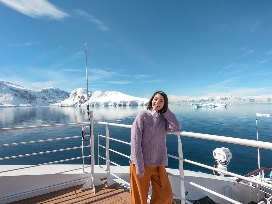 比嘉バービィさんのインスタグラム写真 - (比嘉バービィInstagram)「遅ればせながら #世界ふしぎ発見 ご視聴ありがとうございました！ 地球最後の秘境、南極。 2年前の取材の様子と共に一歩踏み込んだ南極についてレポートしましたが、宇宙にも繋がる壮大な場所にワクワクが止まりませんでした。  今回、取材にご協力いただいた皆さま、スタッフのみなさまどうもありがとうございました。  📷: 1枚目→2019年、豪華客船のデッキにて。南極の自然が生み出す美しさにうっとり。 2枚目→普段見ることのできない南極・昭和基地での生活を映像配信で紹介する南極おじさんと✨  #ミステリーハンター #南極 #Antarctica  #Barby旅行記 #travelgirls #travellovers」8月30日 19時11分 - barby724
