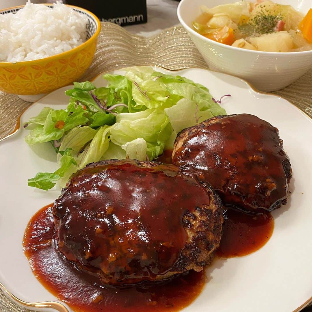 紗蘭のインスタグラム：「最近作ったご飯たち🥸♥️ 1:ハンバーグ、ポトフ 2:肉じゃが 3:トマトソースパスタ 4:ピーマンの肉詰め 5:寄せ鍋 外食も好きだけど自分で作るご飯が美味しくできた時の感動と言ったら...😚🔥 本当はパスタばっかり作ってるから、それはまた別で載せます🍝w #自炊 #手料理」