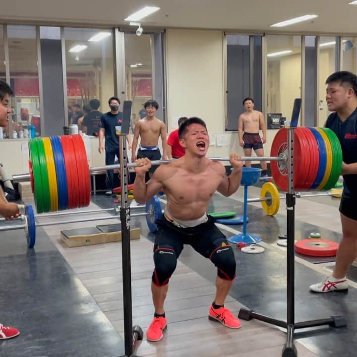 近内三孝のインスタグラム：「Back Squat 235kg  体重戻ってきて力も戻ってきた、増量が1番難しいよなー教えてほしい。  #weightlifting #powerlifting」