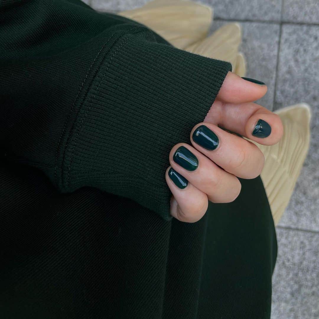 正中雅子さんのインスタグラム写真 - (正中雅子Instagram)「Green nail🫑  @machatt_ の秋の差し色のモスグリーンに☺︎ しかも洋服を見て色を作ってくれてとっても洋服とマッチするネイルに😌  しかも、私もこのカラーかな？と思って行ったら このカラーを提案してくれて以心伝心🤝♡  このスウェットとも🫑  @decolltenail   #nail #Autumnnail」8月30日 19時49分 - masacoshonaka