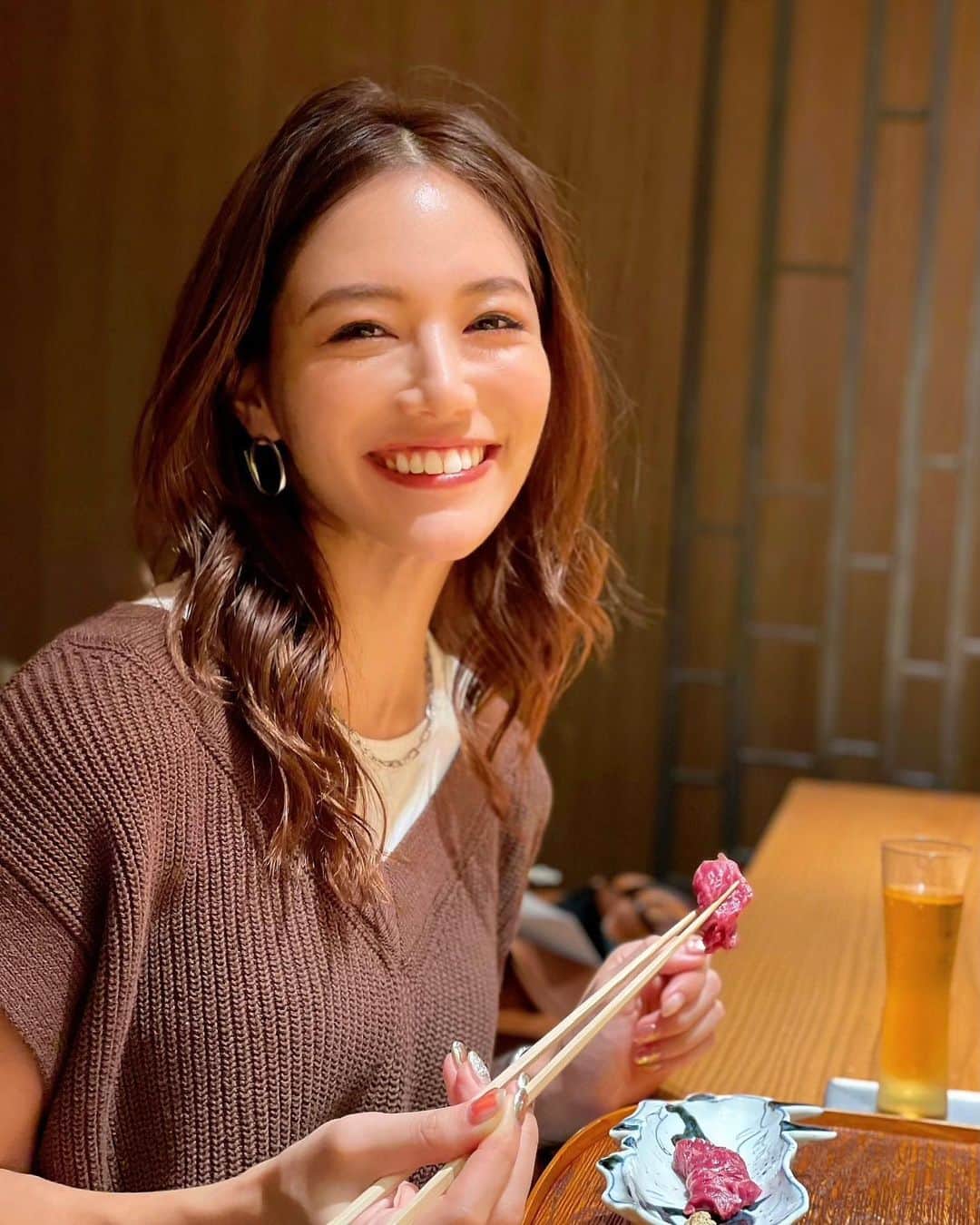 石井里奈さんのインスタグラム写真 - (石井里奈Instagram)「こんばんは💕 . 今夜は里奈ログ😘❣️ 昨年初めて行ってとっても美味しかったので肉割烹 上へリピート再訪✨ ミシュランも獲得していて様々なお肉料理を楽しめる最上のレストラン🍴💕 @nikukappou_jo  . 今はランチ営業と夜も17時半から早めの営業でコロナ対策万全🙆‍♀️✨ 私たちの時は貸切状態で安心して食事できました☺️✨ . 大好きなうに、お肉、かに、イカを混ぜた丼やうにとお肉の手巻き寿司など本当に至高の料理の数々！✨ . お肉だけでなく、季節の食材のお魚や松茸などのお料理も本当に本当に美味しくて、幸せすぎました🥰❤️ お肉はもちろん、こだわりの但馬牛でジューシーでどの料理も最高！！ . しゃぶしゃぶのお肉は口の中で噛まなくてもとろけるし、炭火焼きのステーキは炊きたての白米と一緒に頂いて最高🙆‍♀️(ちょっと顔赤くてすみません😂) . 〆は坦々麺、カレー、牛しぐれご飯から選べるんだけど私は今回も全部オーダー😛全部見事に完食💕そしてカレー食べちゃって撮るの忘れてた🐷笑 . 最後のデザートは極上みりんをかけていただくアイスクリーム🧡カラメル風になって最後まで面白さとおいしさがありました💕 . お店のもみんなホスピタリティーがあって暖かい雰囲気で素敵だったな💕✨また季節でお料理も変わるみたいなのですぐ行きたいです❣️ . tops... @milaowen_official  earrings... @seadsmara  . 今日もお疲れ様でした❤️ . #りなまるグルメ #肉料理 #肉割烹 #割烹 #割烹料理 #和食 #松茸 #ミシュラン #グルメ #グルメ女子 #六本木 #西麻布 #六本木グルメ #西麻布グルメ #東京カレンダー #田中みな実 #yakiniku #焼肉 #肉 #肉スタグラム #しゃぶしゃぶ #ユッケ #肉寿司 #sushi #寿司 #ディナー #デートコーデ #michelin #michelinstar #shabushabu」8月30日 19時41分 - ri7tin1025