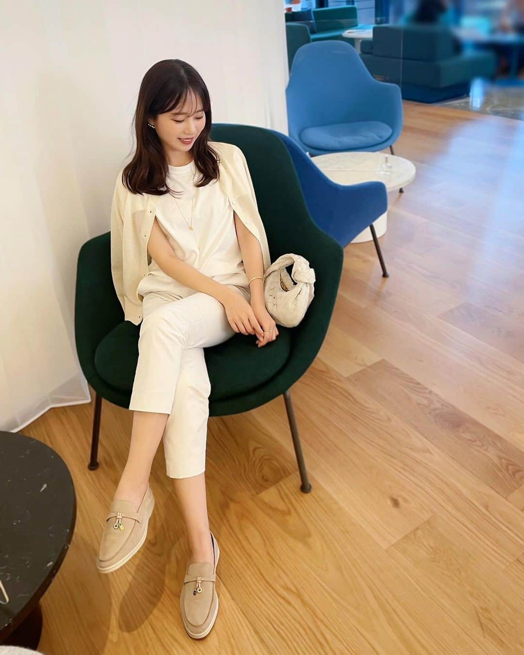 ハンナミさんのインスタグラム写真 - (ハンナミInstagram)「🕊🤍  tshirt  #uniqlo cardigan  #designworks pants  #unitedarrows bag  #bottegaveneta shoes  #loropiana」8月30日 20時33分 - han_nami_