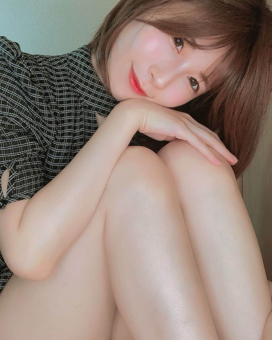 相原みぃのインスタグラム：「見つめるお姉さん👀🤍🤍  #グラドル #ポートレート #フリーモデル #グラビア #フリーランス #ポートレートモデル #被写体 #撮影会 #写真好きな人と繋がりたい #カメラ好きな人と繋がりたい #くびれ #美脚 #撮影依頼 #仕事依頼 #ミリドル #portrait #shotting #japanesegirl #cute #kawaii #followme」