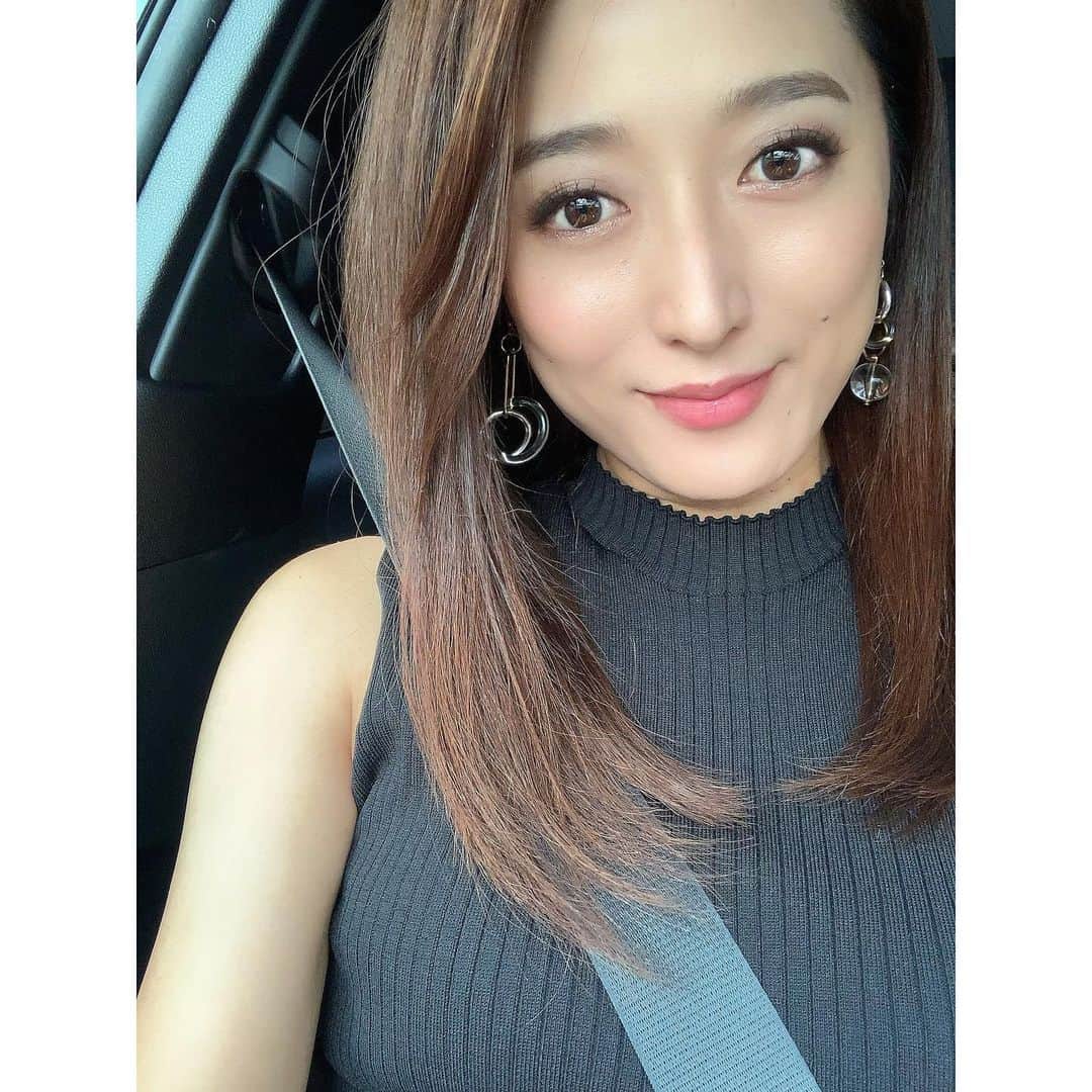 葛巻佳那のインスタグラム：「８月も残り僅か…🚣‍♂️ 毎日眩しい空にクラクラしちゃう😵‍💫☀️w でも晴天の中、運転するのは好き🚗🎶 人混み避けて一人の時や息苦しい時はマスクを外して、 熱中症に気をつけてこの暑さを乗り切りましょうね🍧  #暑いけど夏が好き」