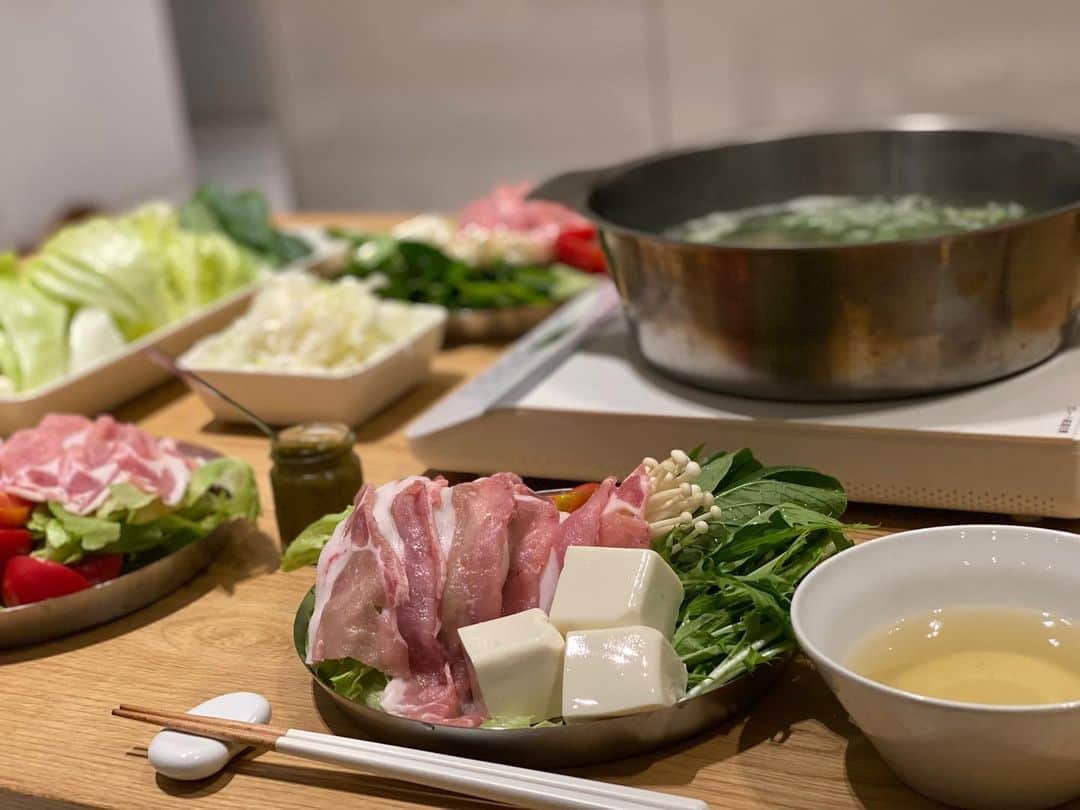 氷川きよしさんのインスタグラム写真 - (氷川きよしInstagram)「先日自宅でこさえた豚しゃぶ。  ステンレスの器がシンプルで可愛かったんでそれに1人ずつにわけてねっ。  んで豚ロース🐷もしくは薄切りの豚バラをお出汁で食べるスタイル。  んでそこに柚子胡椒にネギドッサリ！  by kiina  #氷川きよし #hikawakiyoshi #kiiごはん #kiicooking #おうちごはん #kii #kiina #kiinatural #キヨラー」8月30日 20時43分 - hikawa_kiyoshi_official