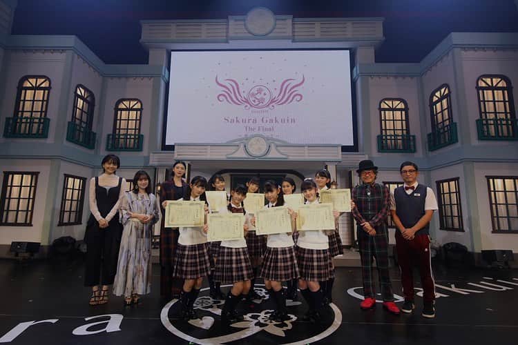 のインスタグラム：「さくら学院  10年間本当にお疲れ様でした！  昨日は初代卒業生として貴重な時間を父兄の皆さんと過ごさせていだたきました！  嬉しかったな… 3AMがまた集まれて 今までのあゆみを振り返り 父兄さんと笑い合って 在校生の力強い歌声と真っ直ぐな瞳を見たら なんだかほんとーーに 胸がいっぱいになりました！  また父兄さんにも新しい形でお会いしたいですし、 さくら学院でお世話になったスタッフの皆様とも様々な形でお仕事したいです☺️  そんな幸せな気持ちにさせてもらったLIVEでした。  改めてさくら学院に関わってくださった全ての皆様🌸  卒業おめでとうー！  ※3AMはどんな時に写真を撮っても10年経っても何も変わってなかった😂  #さくら学院」