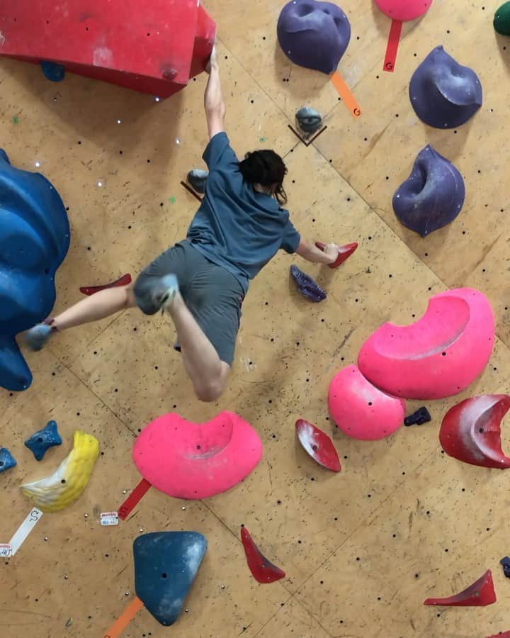 北脇順子のインスタグラム：「@playmountain_nagoya  オープンから約５時間ひたすら笑って登って楽しかった😂 動画の最後らへんのムーブ怖すぎてへっぴり腰になっちゃったww🐔 良きセッションでした😚  #climbing #bouldering #jump #playmountainnagoya #最後のへっぴり腰」