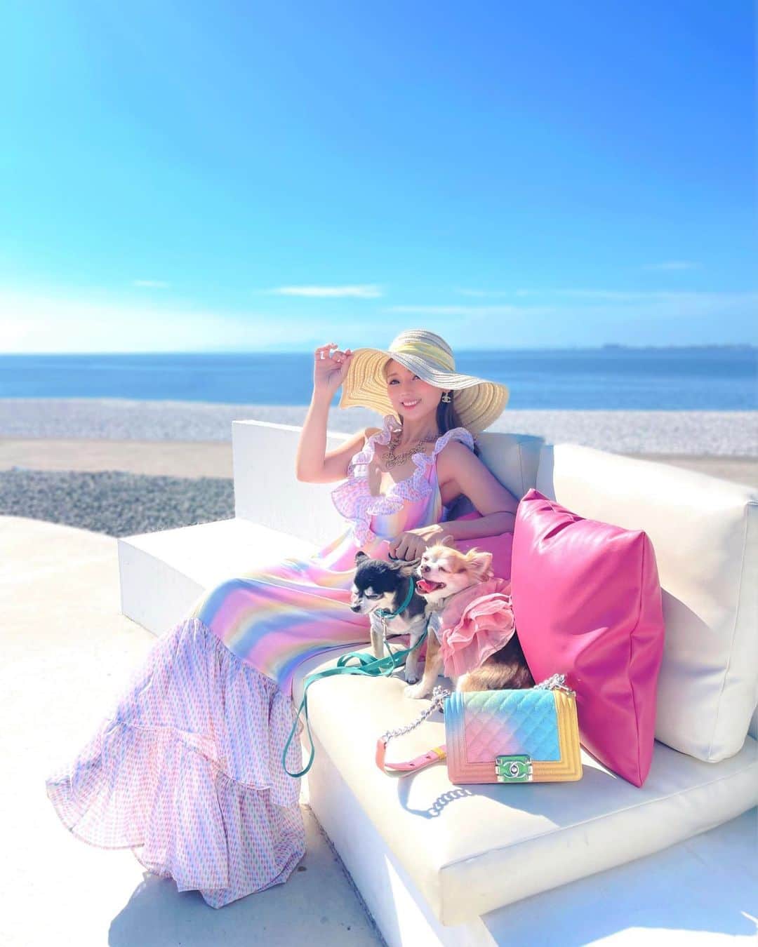 あいりんのインスタグラム：「💖🐶🐶👦🏼👱🏼‍♀️🌴 ぼくたちの楽しい夏休み⭐️💖  　 8月は大阪でのお出かけを考えて🧸 毎晩、夫婦で色々、案を出しあって👩‍❤️‍👨 そこいいやん🙋🏼‍♀️🙆🏼‍♂️よく見つけたねー💕 なんて言いながら楽しい夏になるように計画していました🌈  ここは市内から4、50分くらいかな🌴 わんちゃんも泊まれるホテルでは一番良さそうでした😊✌️  息子が大好きな❤️ふたりと🐶🐶 お泊まりにいけて良かったなぁ💖💗  し🧡あ❤️わ💛せ💙」