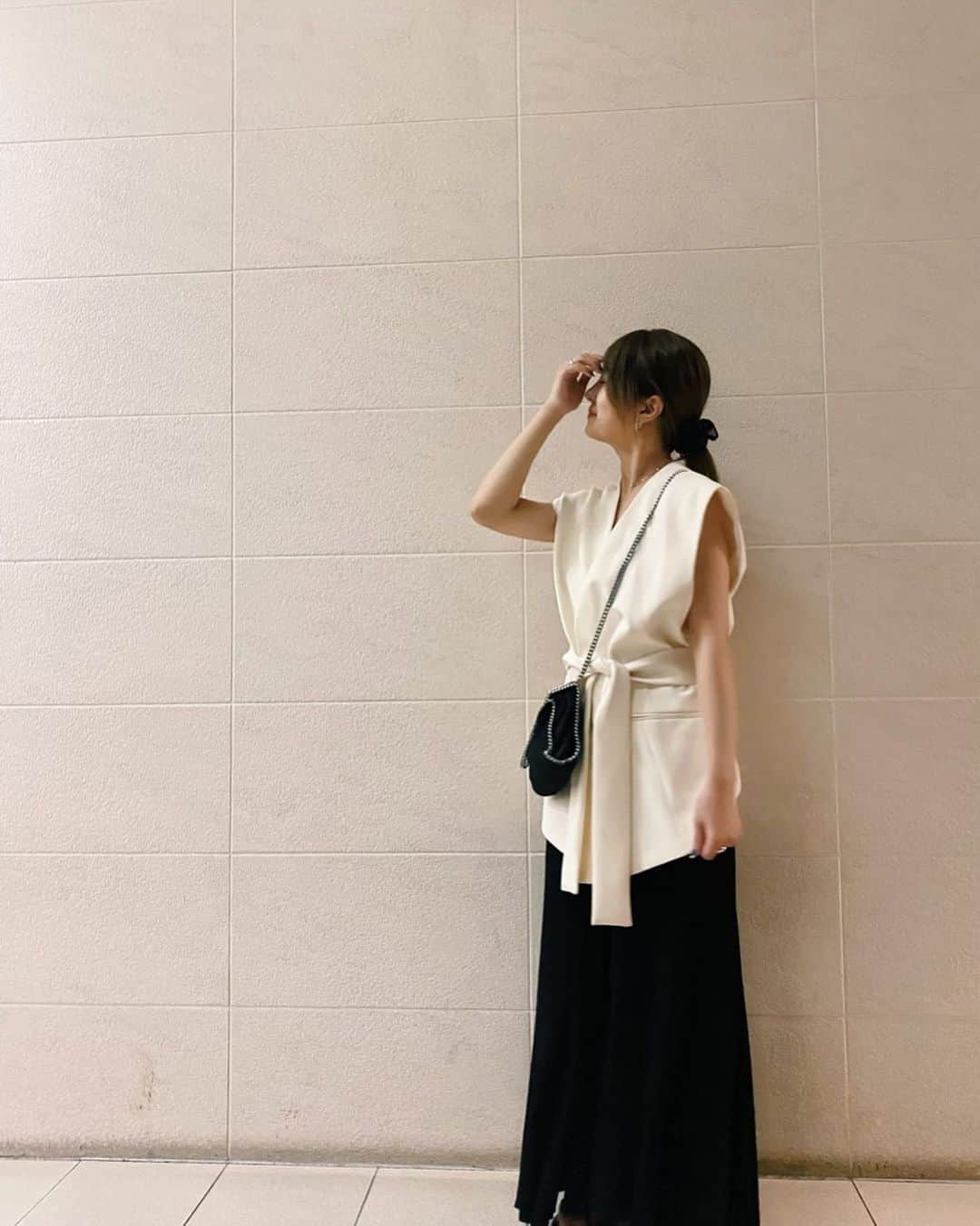 高嶋菜七のインスタグラム：「私服はモノトーンが好きです⚫️⚪️  tops. #zara skirt. #milaowen bag. #stellamccartney   #ootd #コーデ #summer #tokyo #japan #style」