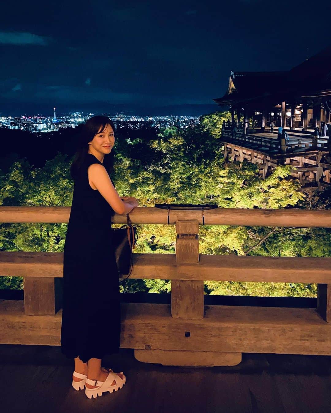 のインスタグラム：「夏の清水寺🎐 明日で8月が終わってしまうなんて🍉。  この日は千日詣り最終日で、 一回の参拝で千日分のご利益があるとされてる 大功徳日に清水寺へ  夜の特別参拝でしか感じられない雰囲気の清水寺は 今までとまた違った場所のように感じ  しかもこの期間ずっと雨で、 参拝前もずっと雨のお盆期間だったのに 止んでくれてほんのり薄霧がかかってて。 自然の演出に惚れ惚れしました🕯  #japan#kyoto #京都#千日詣り#御朱印#清水寺#夜#夏」