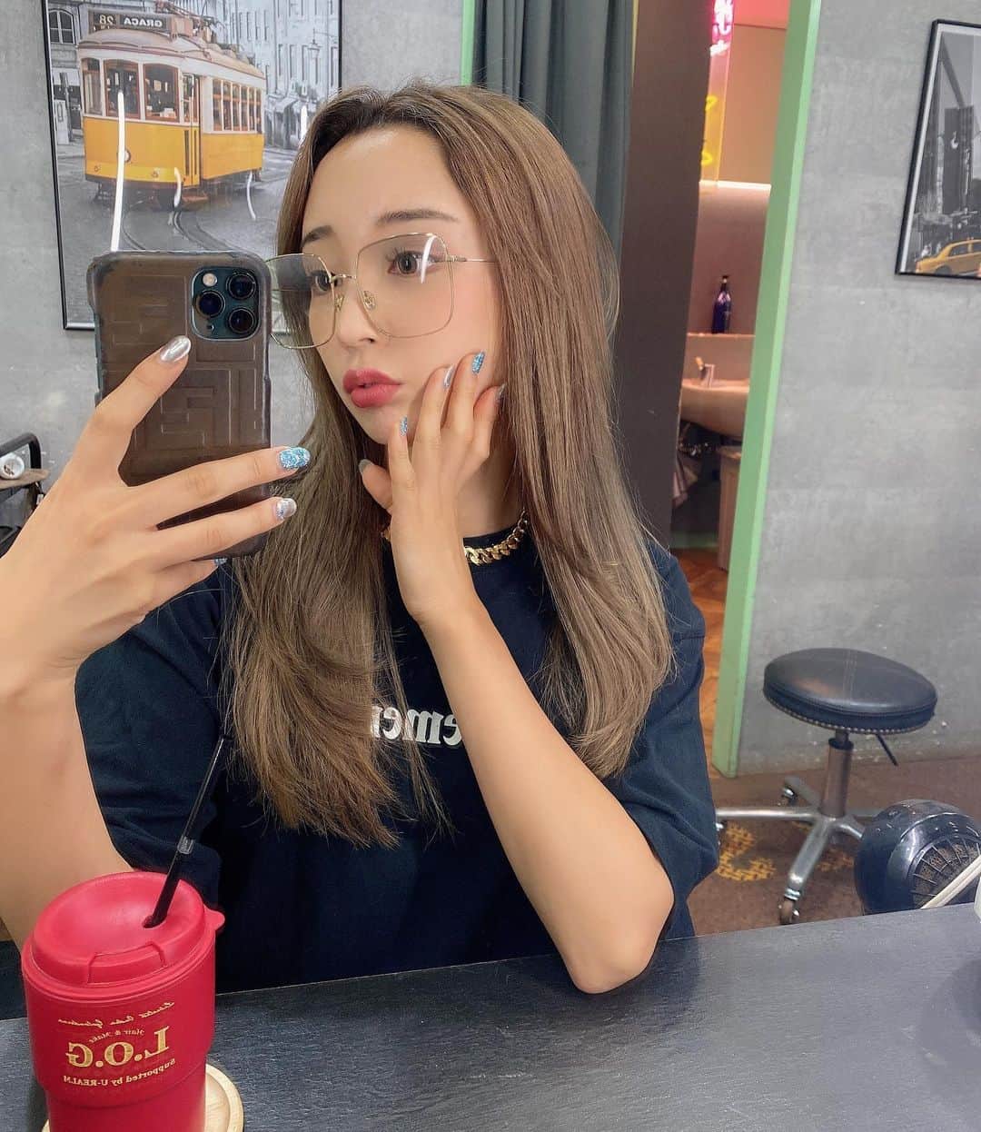 石田みかのインスタグラム：「🆕ヘアー . . セットしやすいように、 レイヤーはいつもいれてもらうよ のびてきてたから高めにカットしてもらったら ワンカールで決まって感動🥺 . . 久々のブリーチに久々のシャドールーツ。 しょうごくん @logshogo の 技がどんどん進化してって 本当尊敬する🥺👏👏👏 から毎月浮気できないの🥲💓笑 . . . #シャドールーツ #ブリーチカラー #髪質改善トリートメント #渋谷 #原宿 #美容室 #ヘアアレンジ #japanesegirl #japanese #tokyo #日本女孩 #我的最愛」