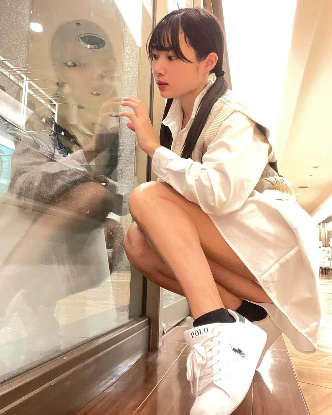 藍沢梨夏のインスタグラム：「アナタに履いて欲しい靴、見つけたよ🙈💕  I found a nice shoes for you👟  #チラリズム #チラリズム探究家 #グラビアアイドル #portraitgirl #スニーカー女子 #gravure #むちむち」