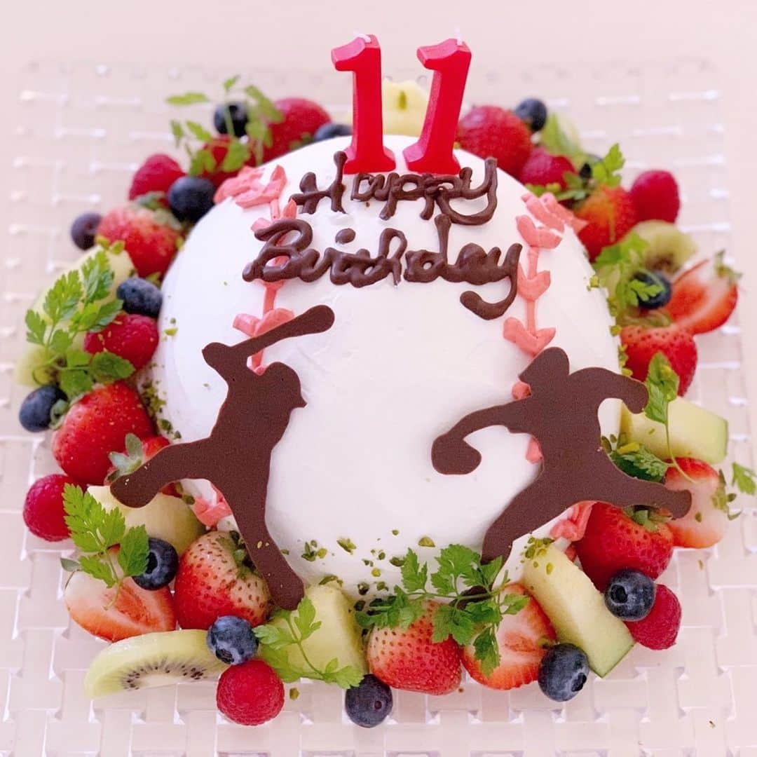 亀井京子（林京子）さんのインスタグラム写真 - (亀井京子（林京子）Instagram)「9月2日は息子のお誕生日！  今日はパパがお休みだったので一足先にお祝いしました🥰  今回はドーム型の野球ケーキ！  @re5050o さんから美味しすぎるフルーツをたくさんいただいたので🍈🍑🍍🥝🍒  中のチョコスポンジケーキの中にもたっぷり入れさせていただきました❤️  麗子さんいつもありがとうございます❤️❤️❤️  末っ子っていつまでも私の中で赤ちゃんみたいですが😂  11歳　はやいなー😂😂😂  #手作りケーキ#お誕生日#お誕生日ケーキ#バースデーケーキ#wp_deli_japan #snapdish #デコレーションケーキ#野球ケーキ#野球ボールケーキ#少年野球」8月30日 22時13分 - kyokokameiofficial