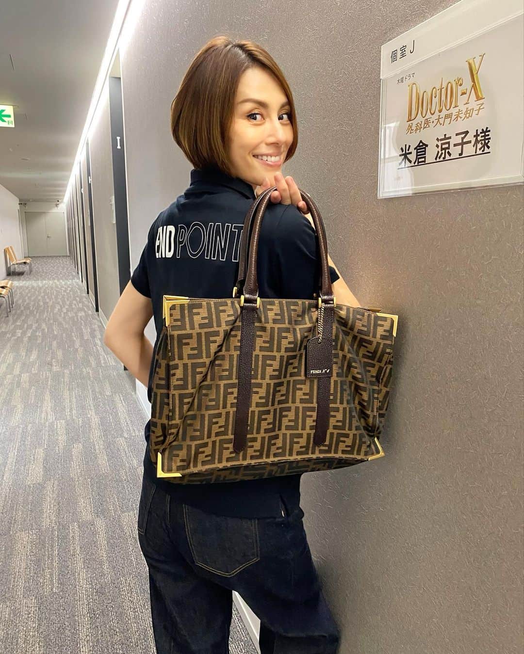 米倉涼子のインスタグラム：「何年も前に買ったモノグラムのトートバック！ 台本や書類入れてお仕事に大活躍！！ 大切にとっておいて良かった❤️ ⁡ ⁡ I bought this monogram tote bag many years ago! Still great for work with scripts and documents! !! It was good I kept it ❤️ ⁡  @fendi ＠endpoint.golf ⁡」