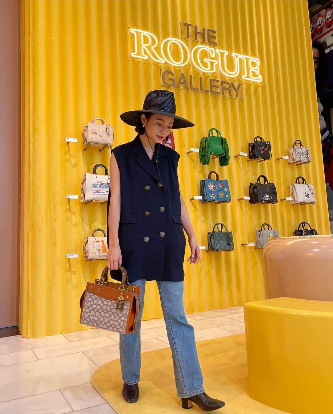 伊原葵さんのインスタグラム写真 - (伊原葵Instagram)「The Rogue Exhibition👜  コーチ表参道にて、コーチのアイコンRogue Bagの新作を見てきたよ♡ バリエーション豊富なラインナップで可愛いRogue Bagが沢山やったー✨ 私は特に１枚目でもってるブラウンのRogueがお気に入り❤️ アーカイブも特別に展示されているのでこの機会にぜひ☺️ 私が感動した、クラフトマンシップ感あふれるASMR体験。 耳から色んな音が楽しめて何回も聴いてしまった🤫✨  RogueのMade to Orderもリニューアルして、自分で好きな組み合わせでオーダーもできるみたい✌️ 自分だけのカスタムとか弱い私…🤍いつか自分だけのRogue作りたい✨  オーバーサイズドローグが展示されていて、ARフォトフィルターで撮影も出来るのでみんなも撮ってみてね〜📸  #CoachNY #TheRogueBag #sponsored」8月30日 22時22分 - aoi186