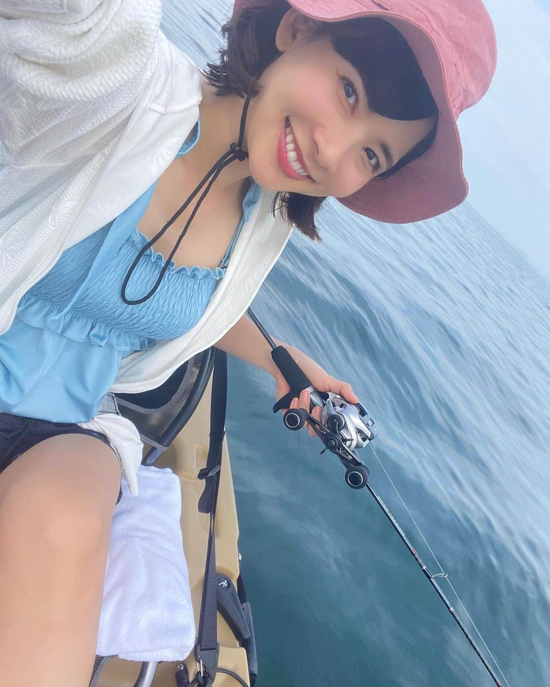 阪本智子さんのインスタグラム写真 - (阪本智子Instagram)「🎣♡ 3ヶ月ほど前に行った無人島【くじら島】で 人生初の#カヤックフィッシング 🚣‍♀️  天気が良すぎて丸焦げになったなぁ🙆🏽‍♀️ そして次の日は筋肉痛に🦶🏽💦  でもめちゃくちゃ気持ちよかったし楽しかった💙  カヤック🚣‍♀️:ミラージュパスポート12  ⚠️ライフジャケット＆フラッグ使用しています。  #Kayak #kayakfishing #kayaking #hobie #hobiefishing #カヤック #足漕ぎカヤック #釣り #タイラバ #無人島 #くじら島 #釣り女子 #阪本智子」8月31日 8時00分 - tomoko_sakamoto423