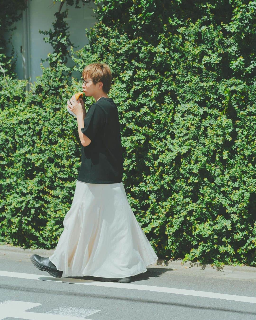 高山都さんのインスタグラム写真 - (高山都Instagram)「ひらっとやわらかいスカートを日常に馴染ませてくれるのがTシャツのいいとこ。 @rita_jeans_tokyo  ストンとそのまま着てもキマる絶妙な丈感にしてます。 スタイリングとヘアメイクはセルフです。 スカートは @framework.jp と2年前コラボで作らせてもらったもの。 メガネも @eyethink_hirob とコラボで作らせてもらったもの。 ブーツは @pellico_sunny」8月31日 9時11分 - miyare38