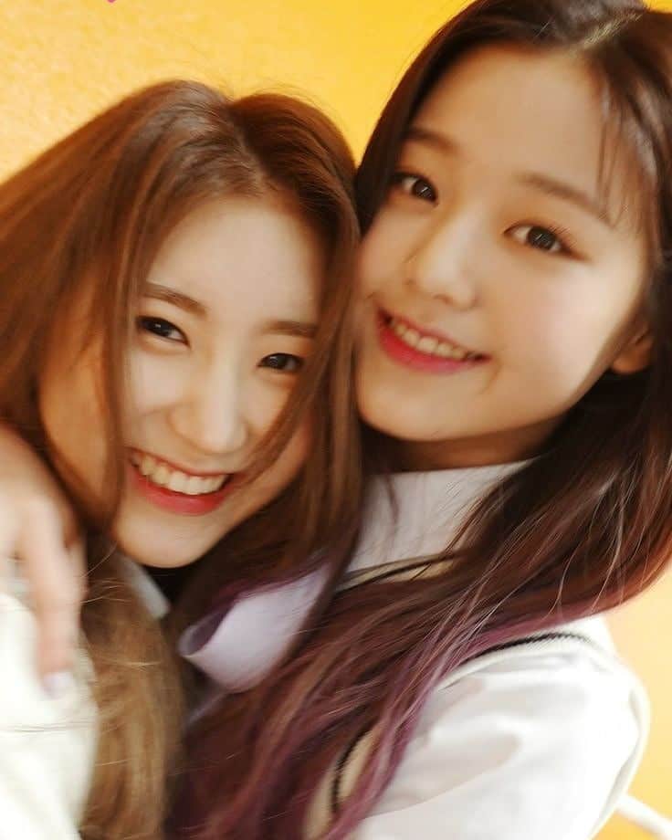 イ・チェヨンのインスタグラム：「Happy birthday to our precious maknae @for_everyoung10 💜 Get well soon babe 💞 We will always by your side ✨」