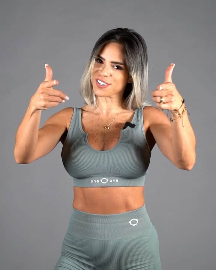 Michelle Lewinのインスタグラム：「Who’s rolling into the week with my NEW 21 Day Tone + Sculpt Challenge on @fitplan_app?!(Link in bio!)  It’s available NOW, and has been designed to help you rebuild your healthy habits and take back your power in the gym. It leaves YOU in charge💪🏽 ⠀ What do you get?⠀ ⠀ 🔥21 efficient + effective workouts⠀ 🔥Split and full-body strength sessions ⠀ 🔥Cardio conditioning for awesome results⠀ 🔥Your power, confidence and motivation back⠀ ⠀ -Are you ready for the challenge? Come move with me, and click the link in my bio to get my new Fitplan 📲」