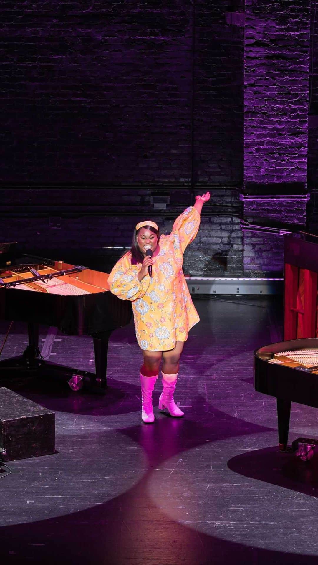 のインスタグラム：「I had sooo much fun doing this!! Baby this goes out to all the curvy chocolate Glinda’s!!!!!」