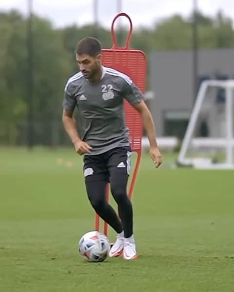 カルレス・ヒルのインスタグラム：「Happy to be back! @nerevolution」