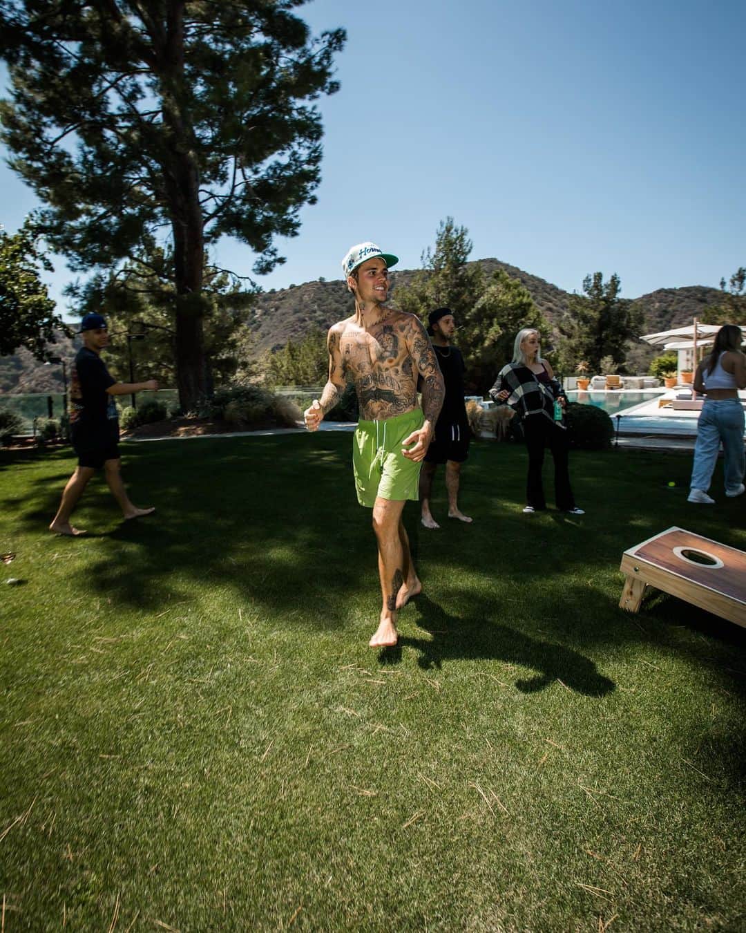 ジャスティン・ビーバーのインスタグラム：「Cornhole champions 📷: @rorykramer」