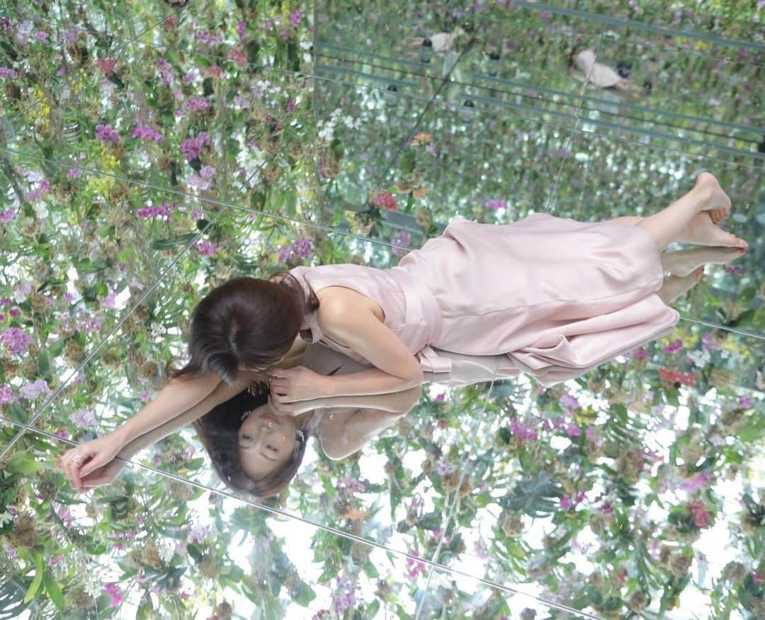 ImotoEtsuyo さんのインスタグラム写真 - (ImotoEtsuyo Instagram)「#おはようございます  ・  チームラボプラネッツ TOKYO へ。 (teamLab Planets TOKYO) DMM 昨日の続きです。 ・ ・ こちらは 花と一体化できる 「ガーデン エリア」の写真🎵 ・ #teamlab  #teamlabplanets  #チームラボプラネッツ  #チームラボ豊洲  #チームラボ  #豊洲チームラボ  #豊洲  #ガーデンエリア  @teamlab  #photo ➡︎ @matsuda440  #dress ➡︎ @unik_2018」8月31日 7時07分 - bisuhada