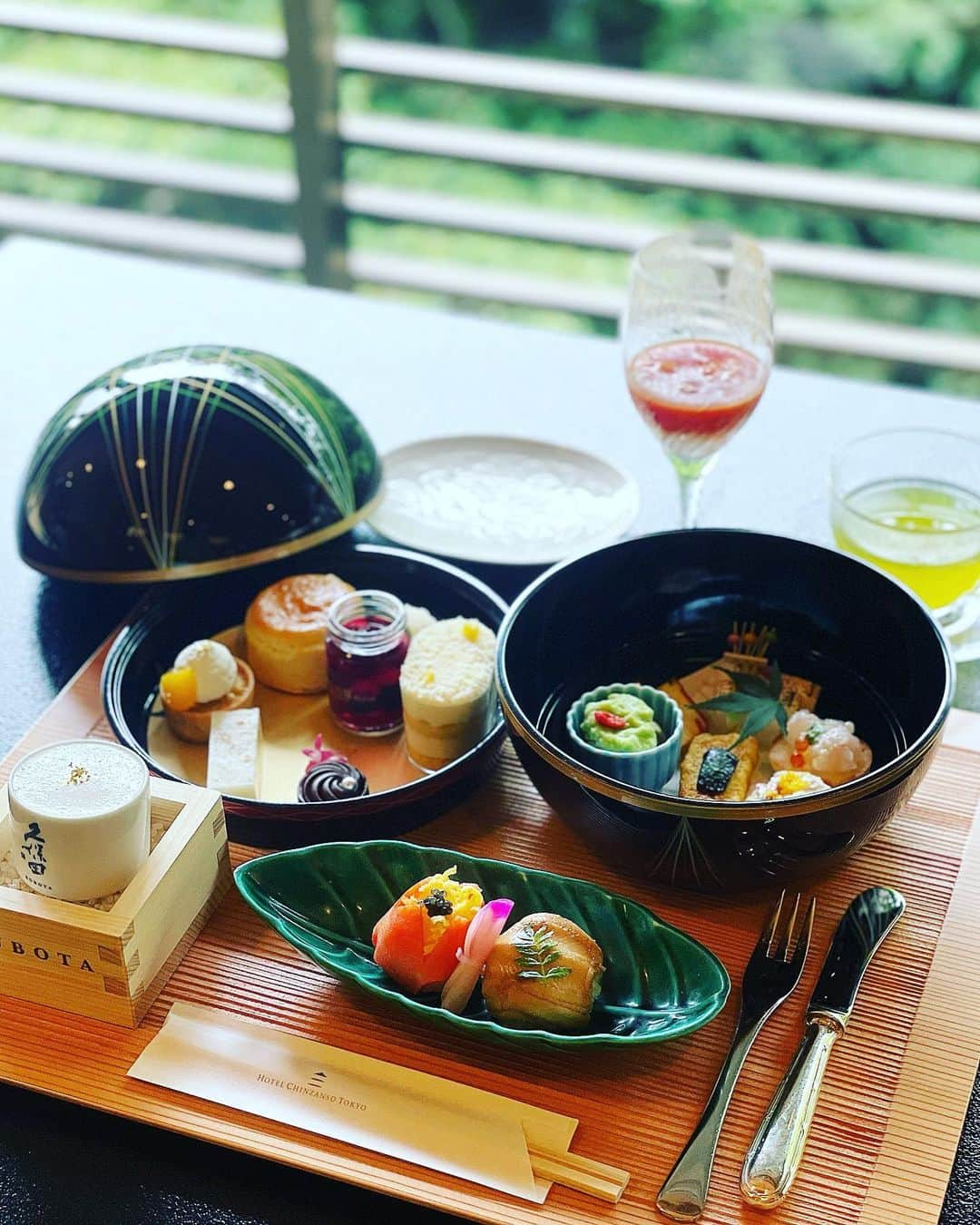 里井真由美さんのインスタグラム写真 - (里井真由美Instagram)「🇯🇵料亭「錦水」で アフタヌーンティー♡  なんと♡あの！「ホテル椿山荘東京」の 料亭 「錦水」でも 10/1から平日限定でアフタヌーンティーがはじまります🇯🇵  しかも新潟県「朝日酒造」の銘酒『久保田』とのコラボ、「KUBOTA アフタヌーンティー」でございます〜 @hotelchinzansotokyo_official　@asahi_shuzo_jp   。。。   まずウェルカムドリンクは、久保田のフローズン甘酒 に トマトジュースを注いで〜 シャリ感と濃いぃトマトのとろみがすごくあいます♡  ⭕️コロンと可愛い手毬型の器は2段重ね〜  5種スイーツ、5種セイボリー スコーンと別皿に手毬鮨と 雲海ホイップスイーツもあります。  例えば、ミックスベリーを純米大吟醸で漬けたコンポート寄せ、ゆずリキュール香るティラミス、日本酒のコクや香りを活かした和洋スイーツたちを楽しめ、  セイボリーは、もちもちの粟麩田楽や豆腐の味噌漬けなど 上品で美しい和食が彩りよく頂けます^ ^  何より この雰囲気にうっとり〜 緑と小滝流れる 開放的な空間で頂く KUBOTAアフタヌーンティー これから 紅葉の季節になり、 秋気分も更に高まりそう🍁🍁🍁🍁🍁  2021年秋も 空前のアフタヌーンティーブームですね✨ 銘酒と料亭の魅惑のマリアージュ 日本の伝統美とおいしさ、両方をぜひ🍁  。。。  🔻ご予約開始してます🔻 https://hotel-chinzanso-tokyo.jp/restaurant/plan/kubotaafternoontea/  開催日 2021年10月1日(金)～11月10日(水)平日限定 ※数量限定 ※事前ご予約制（2日前18時迄）  時間  12：00　～　15：00 ※最終入店13：00 ※お席2時間制 料金お一人様　5,500円 （消費税込・サービス料別）  ⭕️メニュー書いておきますね  [ウエルカムドリンク]　お一人様1杯 久保田　フローズン甘酒 with トマトジュース  [スイーツ] 「ゆずリキュール」ティラミス 「翠寿」羊羹 「萬寿」生チョコレート 「純米大吟醸」コンポートベリー 「紅寿」フィナンシェ プレーンスコーン  [セイボリー] ずんだ餅 米粉パンのカナッペ（2種） 豆腐味噌漬け 袱紗焼き 粟麩の田楽  [別皿] サーモンと穴子の手毬寿司 久保田 雲海ホイップ  [ドリンク] 紅茶、日本茶の他に、アルコールご希望のお客様には、久保田の利き酒セットもあります  日本酒の日＝10月1日”にちなんだ2021年10月1日(金) 〜平日限定で提供されます。   。。。  Thank you for inviting me @hotelchinzansotokyo_official   。。  今日で8月も終わり。 素敵な一日をお過ごしくださいねー❤️  。。。  #ホテル椿山荘東京 #kubota_hct  #久保田アフタヌーンティー#空前のアフタヌーンティーブーム #アフタヌーンティー#afternoontea #久保田 #日本酒の日#日本酒#ホテルアフタヌーンティー#料亭 #里井真由美#フードジャーナリスト里井真由美 #ありが糖運動#さといいね」8月31日 7時22分 - mayumi.satoi