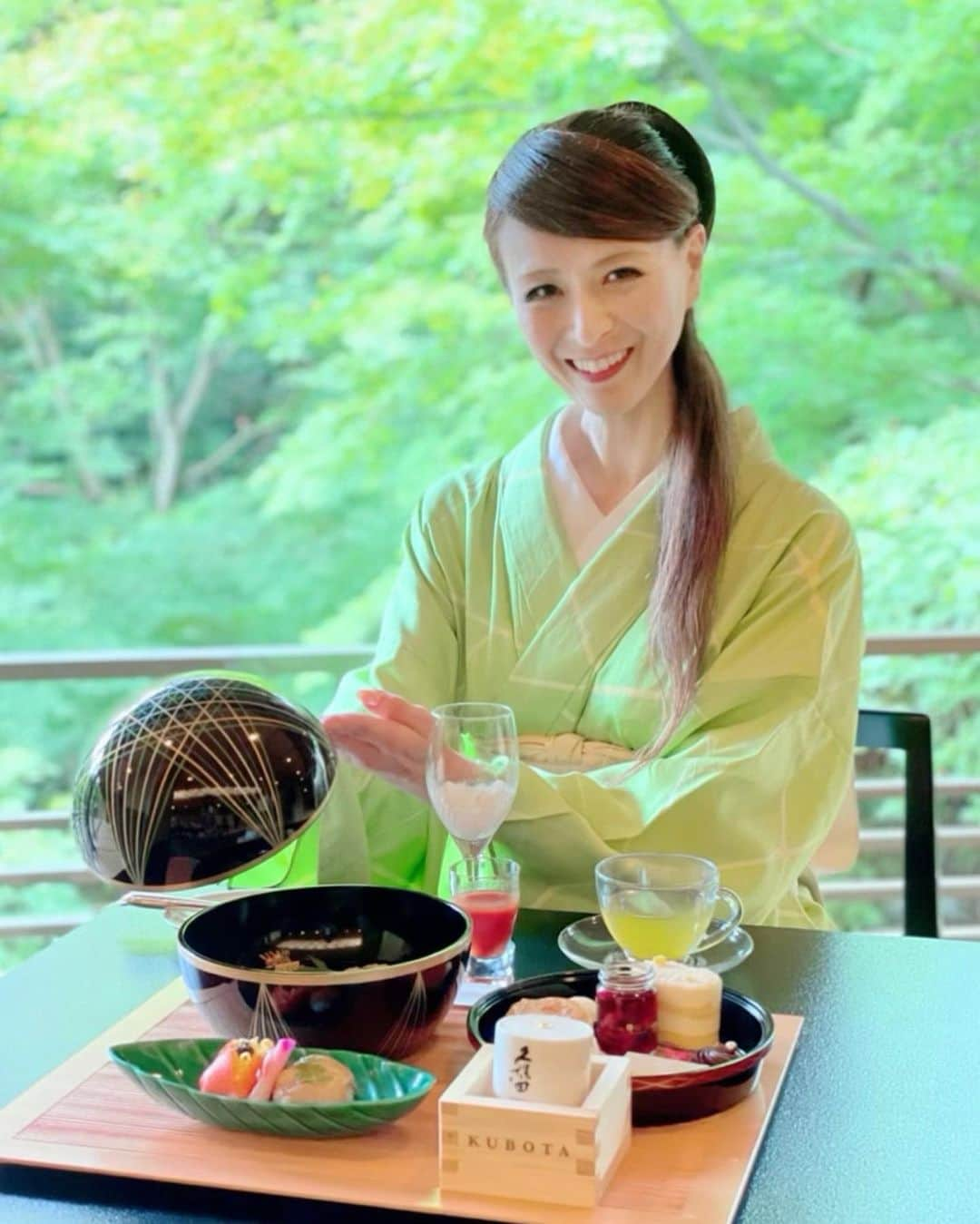 里井真由美さんのインスタグラム写真 - (里井真由美Instagram)「🇯🇵料亭「錦水」で アフタヌーンティー♡  なんと♡あの！「ホテル椿山荘東京」の 料亭 「錦水」でも 10/1から平日限定でアフタヌーンティーがはじまります🇯🇵  しかも新潟県「朝日酒造」の銘酒『久保田』とのコラボ、「KUBOTA アフタヌーンティー」でございます〜 @hotelchinzansotokyo_official　@asahi_shuzo_jp   。。。   まずウェルカムドリンクは、久保田のフローズン甘酒 に トマトジュースを注いで〜 シャリ感と濃いぃトマトのとろみがすごくあいます♡  ⭕️コロンと可愛い手毬型の器は2段重ね〜  5種スイーツ、5種セイボリー スコーンと別皿に手毬鮨と 雲海ホイップスイーツもあります。  例えば、ミックスベリーを純米大吟醸で漬けたコンポート寄せ、ゆずリキュール香るティラミス、日本酒のコクや香りを活かした和洋スイーツたちを楽しめ、  セイボリーは、もちもちの粟麩田楽や豆腐の味噌漬けなど 上品で美しい和食が彩りよく頂けます^ ^  何より この雰囲気にうっとり〜 緑と小滝流れる 開放的な空間で頂く KUBOTAアフタヌーンティー これから 紅葉の季節になり、 秋気分も更に高まりそう🍁🍁🍁🍁🍁  2021年秋も 空前のアフタヌーンティーブームですね✨ 銘酒と料亭の魅惑のマリアージュ 日本の伝統美とおいしさ、両方をぜひ🍁  。。。  🔻ご予約開始してます🔻 https://hotel-chinzanso-tokyo.jp/restaurant/plan/kubotaafternoontea/  開催日 2021年10月1日(金)～11月10日(水)平日限定 ※数量限定 ※事前ご予約制（2日前18時迄）  時間  12：00　～　15：00 ※最終入店13：00 ※お席2時間制 料金お一人様　5,500円 （消費税込・サービス料別）  ⭕️メニュー書いておきますね  [ウエルカムドリンク]　お一人様1杯 久保田　フローズン甘酒 with トマトジュース  [スイーツ] 「ゆずリキュール」ティラミス 「翠寿」羊羹 「萬寿」生チョコレート 「純米大吟醸」コンポートベリー 「紅寿」フィナンシェ プレーンスコーン  [セイボリー] ずんだ餅 米粉パンのカナッペ（2種） 豆腐味噌漬け 袱紗焼き 粟麩の田楽  [別皿] サーモンと穴子の手毬寿司 久保田 雲海ホイップ  [ドリンク] 紅茶、日本茶の他に、アルコールご希望のお客様には、久保田の利き酒セットもあります  日本酒の日＝10月1日”にちなんだ2021年10月1日(金) 〜平日限定で提供されます。   。。。  Thank you for inviting me @hotelchinzansotokyo_official   。。  今日で8月も終わり。 素敵な一日をお過ごしくださいねー❤️  。。。  #ホテル椿山荘東京 #kubota_hct  #久保田アフタヌーンティー#空前のアフタヌーンティーブーム #アフタヌーンティー#afternoontea #久保田 #日本酒の日#日本酒#ホテルアフタヌーンティー#料亭 #里井真由美#フードジャーナリスト里井真由美 #ありが糖運動#さといいね」8月31日 7時22分 - mayumi.satoi