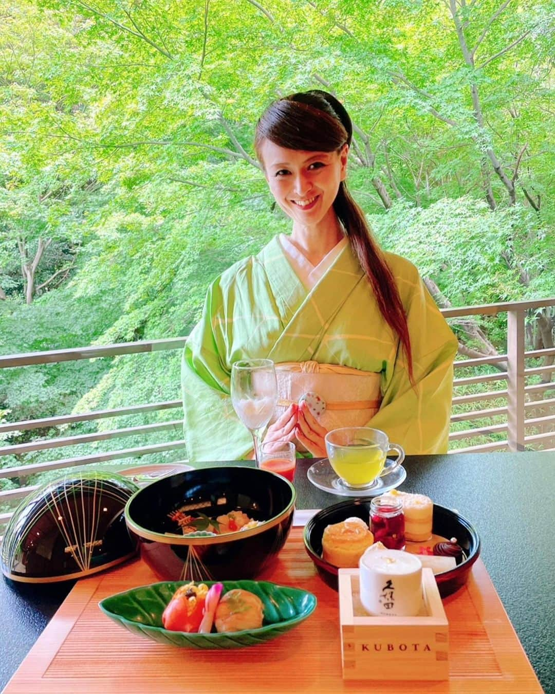 里井真由美さんのインスタグラム写真 - (里井真由美Instagram)「🇯🇵料亭「錦水」で アフタヌーンティー♡  なんと♡あの！「ホテル椿山荘東京」の 料亭 「錦水」でも 10/1から平日限定でアフタヌーンティーがはじまります🇯🇵  しかも新潟県「朝日酒造」の銘酒『久保田』とのコラボ、「KUBOTA アフタヌーンティー」でございます〜 @hotelchinzansotokyo_official　@asahi_shuzo_jp   。。。   まずウェルカムドリンクは、久保田のフローズン甘酒 に トマトジュースを注いで〜 シャリ感と濃いぃトマトのとろみがすごくあいます♡  ⭕️コロンと可愛い手毬型の器は2段重ね〜  5種スイーツ、5種セイボリー スコーンと別皿に手毬鮨と 雲海ホイップスイーツもあります。  例えば、ミックスベリーを純米大吟醸で漬けたコンポート寄せ、ゆずリキュール香るティラミス、日本酒のコクや香りを活かした和洋スイーツたちを楽しめ、  セイボリーは、もちもちの粟麩田楽や豆腐の味噌漬けなど 上品で美しい和食が彩りよく頂けます^ ^  何より この雰囲気にうっとり〜 緑と小滝流れる 開放的な空間で頂く KUBOTAアフタヌーンティー これから 紅葉の季節になり、 秋気分も更に高まりそう🍁🍁🍁🍁🍁  2021年秋も 空前のアフタヌーンティーブームですね✨ 銘酒と料亭の魅惑のマリアージュ 日本の伝統美とおいしさ、両方をぜひ🍁  。。。  🔻ご予約開始してます🔻 https://hotel-chinzanso-tokyo.jp/restaurant/plan/kubotaafternoontea/  開催日 2021年10月1日(金)～11月10日(水)平日限定 ※数量限定 ※事前ご予約制（2日前18時迄）  時間  12：00　～　15：00 ※最終入店13：00 ※お席2時間制 料金お一人様　5,500円 （消費税込・サービス料別）  ⭕️メニュー書いておきますね  [ウエルカムドリンク]　お一人様1杯 久保田　フローズン甘酒 with トマトジュース  [スイーツ] 「ゆずリキュール」ティラミス 「翠寿」羊羹 「萬寿」生チョコレート 「純米大吟醸」コンポートベリー 「紅寿」フィナンシェ プレーンスコーン  [セイボリー] ずんだ餅 米粉パンのカナッペ（2種） 豆腐味噌漬け 袱紗焼き 粟麩の田楽  [別皿] サーモンと穴子の手毬寿司 久保田 雲海ホイップ  [ドリンク] 紅茶、日本茶の他に、アルコールご希望のお客様には、久保田の利き酒セットもあります  日本酒の日＝10月1日”にちなんだ2021年10月1日(金) 〜平日限定で提供されます。   。。。  Thank you for inviting me @hotelchinzansotokyo_official   。。  今日で8月も終わり。 素敵な一日をお過ごしくださいねー❤️  。。。  #ホテル椿山荘東京 #kubota_hct  #久保田アフタヌーンティー#空前のアフタヌーンティーブーム #アフタヌーンティー#afternoontea #久保田 #日本酒の日#日本酒#ホテルアフタヌーンティー#料亭 #里井真由美#フードジャーナリスト里井真由美 #ありが糖運動#さといいね」8月31日 7時22分 - mayumi.satoi