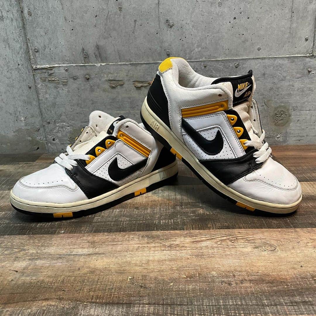 Sneaker At Randomのインスタグラム：「心斎橋店の梅本です。 本日はエアフォース2のインナーソール交換を行いました。 配色がとても好みだったのでアップさせていただきました！！ エアフォース2も復刻を是非して欲しいですね^_^  #air force 2 #エアフォース2#ビブラムソール#スニーカー剥がれ#アンジェラスペイント#Angelus Paint#スニーカー好き#スニーカーアトランダム #スニーカー #スニーカー修理 #修理職人 #市川 #本八幡 #大阪 #心斎橋#sneakeratrandom #sneaker #shoestagram #repair」