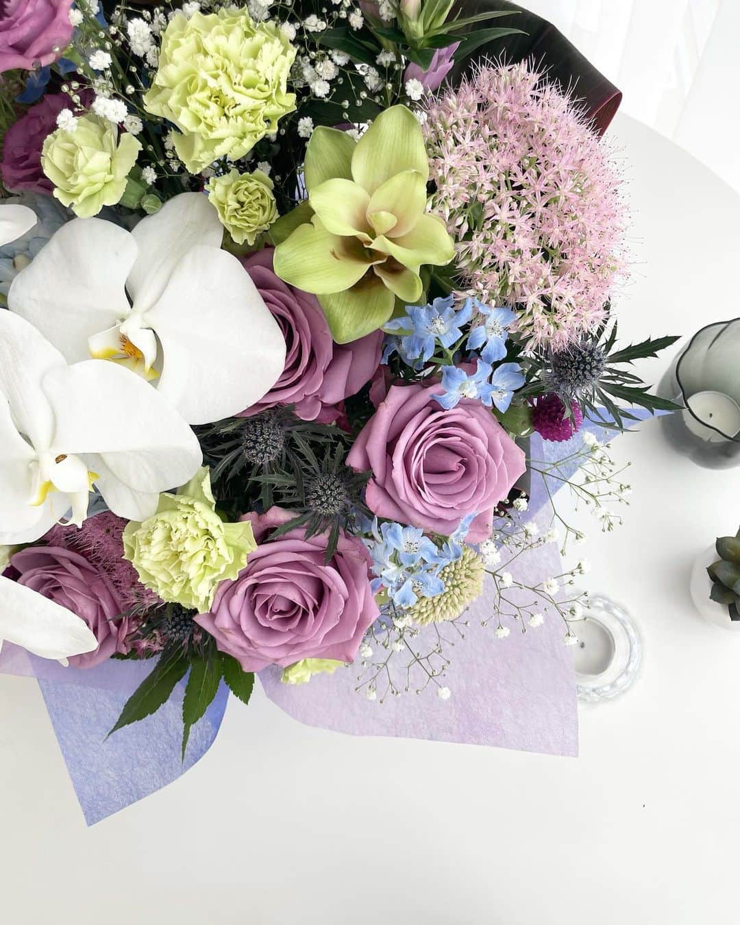 のインスタグラム：「今日がCYBERJAPANとしての最後の日。 朝、事務所から素敵なお花が届きました🙏✨  パープル、ブルーがメインのお花。 りーが、よく衣装で担当していたイメージカラーでした💜💙🤍  この1ヶ月間過去を振り返り、たくさんの経験をさせてもらえた事に感謝の気持ちで溢れていた月でした😌✨  振り返りストーリーや、お祝いのDMのお返事も、本当にたくさんの方からの反響があり、最後のケジメとしてやってよかったなと思いました☺️💡  あんなにたくさんの文字を打ったり、画像を作ったりした事がなかったので、右手が腱鞘炎なのかわかりませんが、痛くなったのはここだけの話。笑 一度やり出すとやり切らないと気が済まないので、痛くても最後までしてしまう自分。笑 これもいい思い出であり、最高の笑い話😂笑  過去を振り返っても本当に思い残す事はなく、やり切って今幸せいっぱいです！✨ 【 卒業 】という言葉がピッタリだなと感じました🤍  明日からは、自分1人で歩いていかなくてはなりません。 事務所が守ってくれていた事も、全て自分の責任になり、頼る事ができなくなります。 今まで、どれだけ恵まれた環境だったのかを痛感する日がくるかもしれません。 ですが、その時には今以上に事務所に対して、感謝の気持ちで溢れる事だと思うので、それも素敵な事だと感じています😌🤲✨  これから歩む未知の世界。 だからこそ経験した事のない新しい経験ができる事があり、自分を成長させられる。 楽しみとワクワク🧚🏻‍♂️🎶  CYBERJAPANに入った時も、同じ様な楽しみとワクワクさだったな🥺💡  新たな一歩の為の大きな断捨離。 断捨離した先に、その空いた空間にどんな事が入ってくるのか、想像がつかないからこそ無限の可能性がある事にドキドキ高揚感が湧きます🤲✨  今まで本当にありがとうございました！！！  明日からの新しいスタート、思う存分楽しみます🌏✨ これからも、皆さんどうぞよろしくお願い致します🤍」