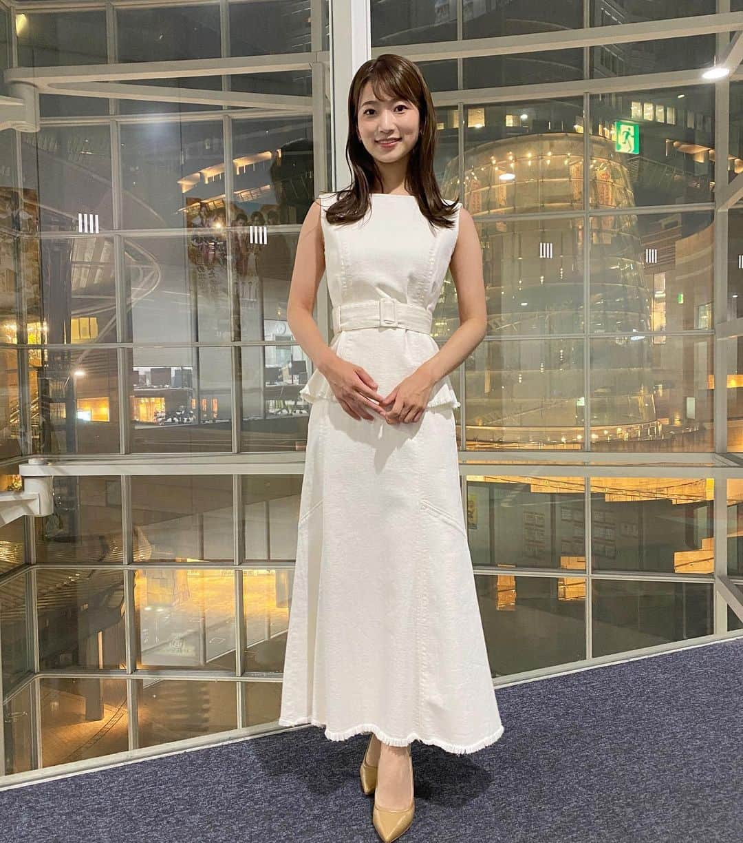 安藤萌々さんのインスタグラム写真 - (安藤萌々Instagram)「サンデーステーションの衣装です！ トップス、スカート⇨TOCCA ピアス⇨Jouete  ワンピースではなくセットアップ🌻 ・ ・ ・ この日は東京パラリンピック、競泳の予選の取材に行きました。飛び込み方、ターン、そして泳ぎ方も選手によってそれぞれで、どう水を捉えているのだろう！？と驚くばかり。  実際に現場に足を運び、 同じクラス分けの選手でも必要な介助は全く違う事や、海外の選手が見たことがない形の車椅子などで移動されているのを見て、 競技の中でも、競技の外でも 恥ずかしながら、知らなかった事ばかりだなと感じました。  今日は車椅子テニス、上地結衣選手の準々決勝を取材させて頂きました。  パラアスリートの活躍、 今日もしっかりお伝えしていきます。  今夜の報道ステーション 21:54〜です  #衣装 #セットアップ #骨格ウェーブ #大優勝 #スタイルアップ #外はね #綺麗めカジュアル  #ウエストマーク  #スポーツ #スポーツ好き #スポーツコーナー #テレビ #テレビ朝日 #サッカー #野球 #ゴルフ #パラリンピック #東京パラリンピック お伝えします」8月31日 17時27分 - momo_ando_ex