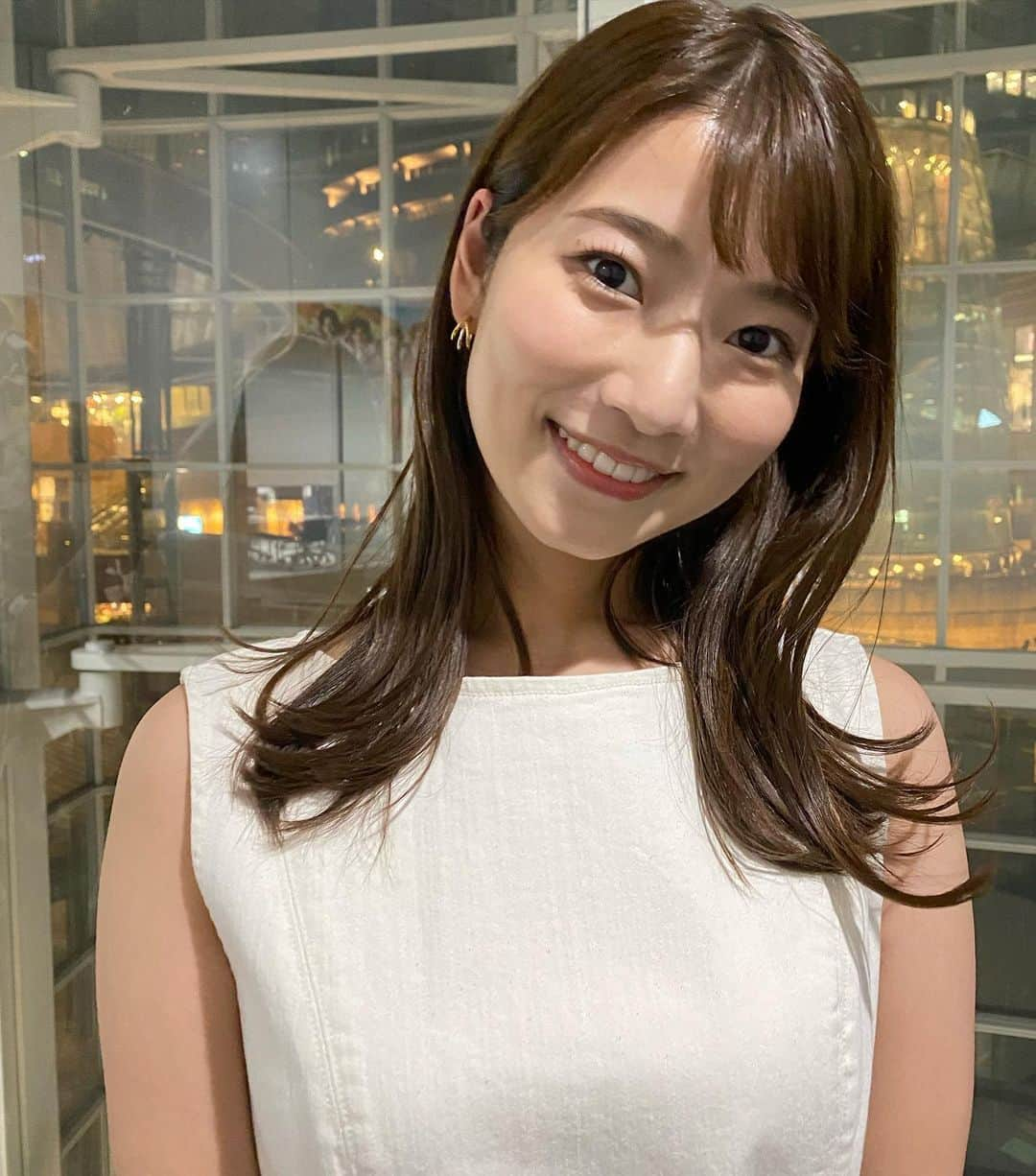 安藤萌々さんのインスタグラム写真 - (安藤萌々Instagram)「サンデーステーションの衣装です！ トップス、スカート⇨TOCCA ピアス⇨Jouete  ワンピースではなくセットアップ🌻 ・ ・ ・ この日は東京パラリンピック、競泳の予選の取材に行きました。飛び込み方、ターン、そして泳ぎ方も選手によってそれぞれで、どう水を捉えているのだろう！？と驚くばかり。  実際に現場に足を運び、 同じクラス分けの選手でも必要な介助は全く違う事や、海外の選手が見たことがない形の車椅子などで移動されているのを見て、 競技の中でも、競技の外でも 恥ずかしながら、知らなかった事ばかりだなと感じました。  今日は車椅子テニス、上地結衣選手の準々決勝を取材させて頂きました。  パラアスリートの活躍、 今日もしっかりお伝えしていきます。  今夜の報道ステーション 21:54〜です  #衣装 #セットアップ #骨格ウェーブ #大優勝 #スタイルアップ #外はね #綺麗めカジュアル  #ウエストマーク  #スポーツ #スポーツ好き #スポーツコーナー #テレビ #テレビ朝日 #サッカー #野球 #ゴルフ #パラリンピック #東京パラリンピック お伝えします」8月31日 17時27分 - momo_ando_ex