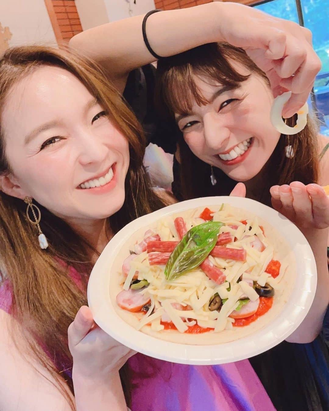 スザンヌさんのインスタグラム写真 - (スザンヌInstagram)「8月が終わる前に 夏思い出picを♡  みんなでトッピングして釜で焼いてもらったピザパーティー🍕🥳🪅したなぁ。 （インプラントしてよかったぁって嬉しい角度の1枚目） チーズ🧀のびぃー  楽しかったなぁ美味しかったなぁ♡  息子はシンプルイズベスト、ウインナーのみのほぼ生地を楽しむタイプ。 カレーに🍛チョンチョンして ナン🫓として楽しんでおりました♡笑  子どもたち上手だった🤤  自然の中で心も身体も癒された😌🌳 ありがとう！」8月31日 17時28分 - suzanneeee1028