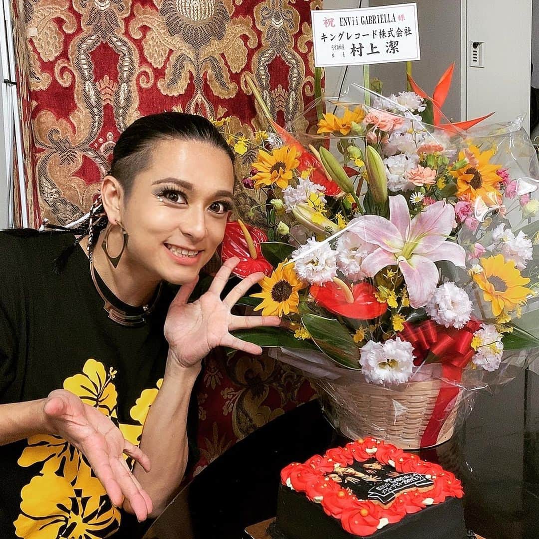HIDEKiSMのインスタグラム：「ENVii GABRIELLA 東阪ツアー2021「ENGABEST」無事に終幕しました❣️ご来場・生配信をご覧いただき、誠にありがとうございました🙇‍♀️❤️ ENVii GABRIELLAは2021年秋。キングレコードよりメジャーデビューします。 このスーパースペシャルな発表をお届けする日をどれだけ待ち望んできたことか。 幼い頃から夢に見た「歌手」という職業。 この夢を叶えることは、私1人の力では到底成し得なかった。 家族・友達・サポートしてくれるスタッフ・応援してくれるGAViiのみんな。 そしてたかしとカミュちゃんのおかげです。 本当にありがとうございます。  まだまだ夢の途中です。 叶えたい夢はまたまだ沢山あります。 さぁさENVii GABRIELLA〜第2章〜の幕開けよ。 覚悟はいい？ 今まで以上に気合いを入れて活動していくので引き続き応援の程、よろしくお願い致します。 ここからのエンガブを見逃さないで💋 とりあえず今回のツアーの写真をガンガン上げてくからよろぴくみん。  #enviigabriella #hidekism #エンガブ  #ヒデキズム #kingrecords #キングレコード #GAVii #GAViiの人がキングからクイーンがデビューするって言ってて笑ったわ #ヒデキングレコードってか #私ヒデキングじゃなくてヒデキズムだから #ヒデクイーンの方がまだいいわ #甥っ子から叔父叔母さんって呼ばれてます」
